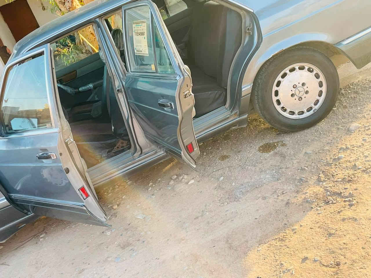 للبيع مارسيدس جانبو 300باب قصير رقم ديالي انكليزي مكينه وكيربطه 3000ديلكو قواعد دبل شواصي بدون لحيم وخياس  تبريد شغال بس عندي الفان كام ميشتغل تخم تاير حداديه جيد جدآ عضمته كلش حلوة السعر 48وبيه مجال مكان سياره ديالى سد حمرين ويرهم مراوس عادي  رقم الهاتف ***********
