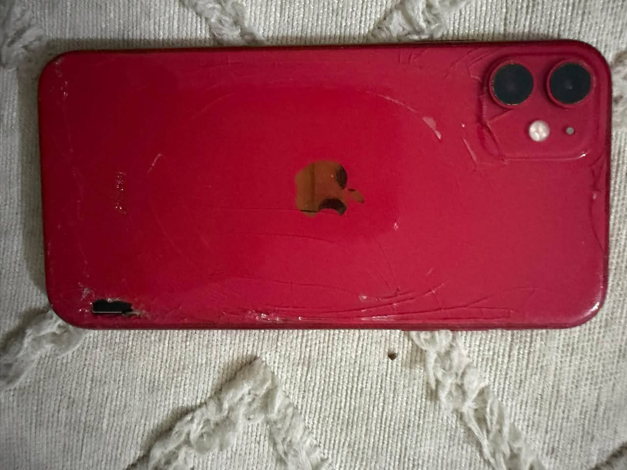 ‏سلام عليكم للبيع iPhone 11 عادي تلفون بلادي مثل ما موضح بل صوره  بي نقطة بل شاشه مابينه المكان بغداد الزعفرانيه السعر ١٥٠ و بي مجال *********** ￼

نص مكتوب في الصور:
- ١٢:٢٧ حالة البطارية والشحن رسالة مهمة حول البطارية حالة بطارية هذا الـ iPhone متدنية جدًا. يمكن استبدال البطارية عن طريق أحد مزودي خدمة Apple المعتمده لاستعادة المستوى الكامل للأداء والقدرة. العثور على خيارات الخدمة... الحد الأقصى للقدرة ٧٩٪ هذا قياس لقدرة البطارية مقارنة بقدرتها عندما كانت جديدة. قد تتسبب القدرة المنخفضة بتقليل ساعات الاستخدام بين عملية الشحن والأخرى. أقصى قدرة للأداء ستساعد الأنظمة المضمنة في النظام والمكونات في تخفيف آثار الأداء التي قد تلاحظها أثناء التقدم الكيميائي في عمر بطارية iPhone. شحن البطارية المحسن للحد من استنزاف عمر البطارية، يتعلم الـ iPhone من عادات الشحن اليومية، بحيث ينتظر ولا يتجاوز ٨٠٪ حتى يحين موعد حاجتك إلى استخدامه.
- ١٣:٢٧ حول < iPhone الاسم < 27.0 إصدار iOS iPhone 11 اسم الطراز MWJG2LL/A رقم الطراز C7CZR47AN72L الرقم التسلسلي < سجل تاريخ القطع والخدمة - الأغاني - الفيديوهات - الصور ٩ التطبيقات ٦٤ غ.ب. السعة ٣٩,٨٤ غ.ب. متوفرة