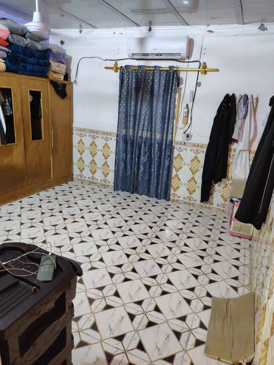 بيت حواسم للبيع مساحت الرض 300 والبنأ 100متر يتكون من غرفتين غرفه 7 ×4وغرفه 5×4 ومطبخ 4× 450وصاله 3 ×6 وصحيات داخليه وصحيات خارجيه وبي طرمه جبيره ومساحه وره البيت هم جبيره سعره 17 وبي مجال للستفسار ***********
