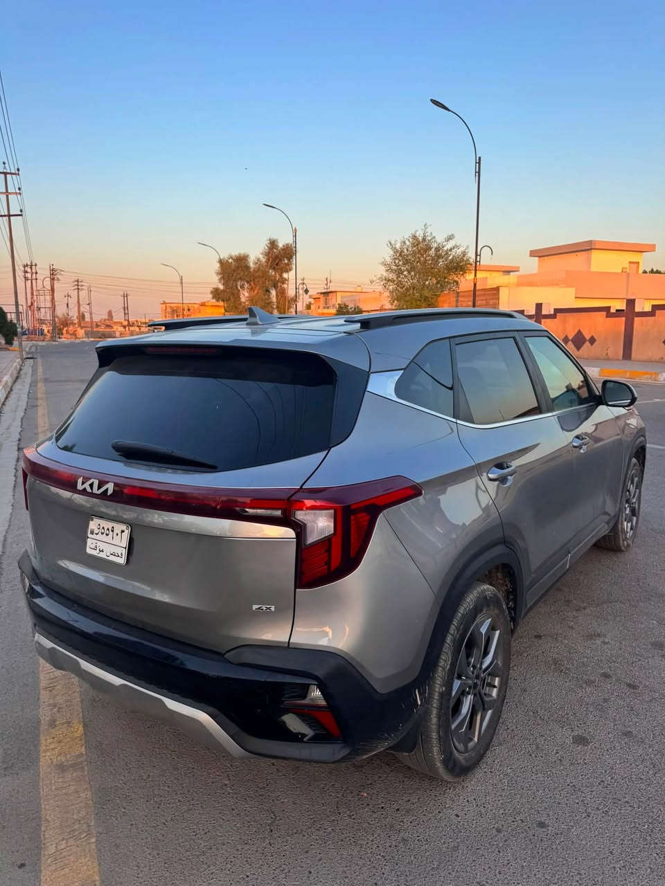 للبيع: كيا سلتوز (Kia Seltos) موديل 2024 - وارد كندي (فول مواصفات) 🚗🇨🇦
 الموديل: 2024
 العداد (المسافة المقطوعة): 1,389 كم فقط (شبه جديدة)
 المواصفات: وارد كندي - فول مواصفات

 حالة الضرر: بنيد مبدل + جاملغ مبدل فقط بدون دواخل السيارة. (باقي السيارة كفالة)
أبرز المواصفات والأوبشنات:
 فتحة سقف.
 تشغيل عن بعد (Remote Start).

 شاشة لمس بانورامية حديثة تدعم Apple CarPlay و Android Auto.
 شاشة عدادات رقمية (Digital Cluster).

 تدفئة مقاعد (كوشن) + تدفئة مقود (ستيرن).

 أنظمة أمان ورادار متطورة (نظام الحفاظ على المسار Lane Keep 
Assist، رادار تنبيه).
 وضعيات قيادة متعددة (Drive Modes).

 تكييف رقمي لمس (Auto Climate Control).

مقاعد جلد متعدد الوظائف مع مثبت سرعة (Cruise Control).
💰 السعر المطلوب: 135 ورقة (13,500$)
📍 المكان: ديالى / بعقوبة
📞 للتواصل والاستفسار: ***********
