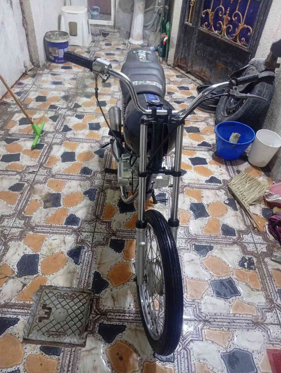 للبيع نامه شلامجه ادوات ماكينه نظيفه حلوه مجورده و صبغتها مال حجز الدراجه كامله ما بيها نقص برغي وياها سله طياريه السعر 400 وبيها مجال حق الجيه مكان الجزيره اليوم الصقر ***********
