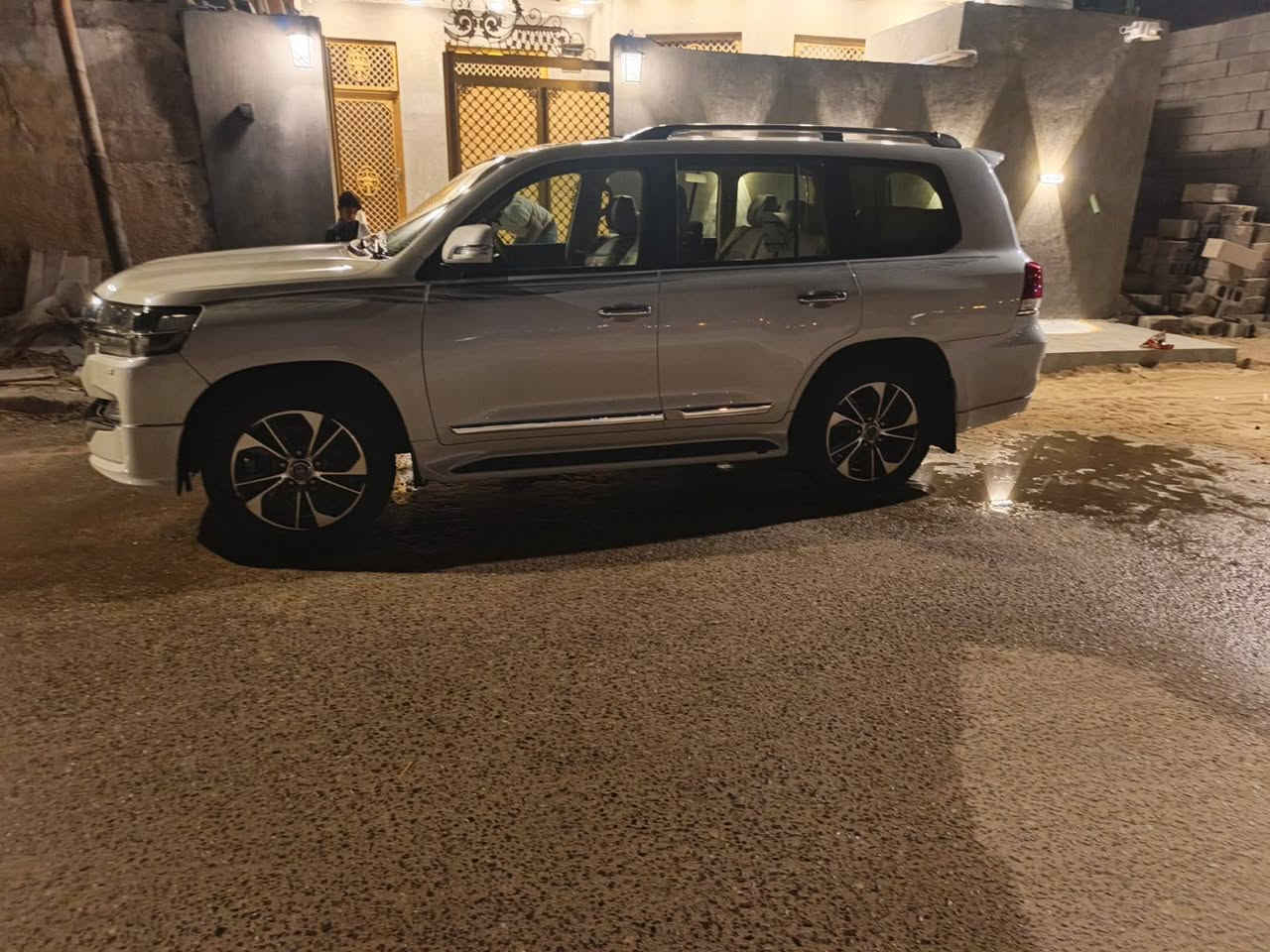 لاندكروز مديل ١٦ فول مواصفات ٨ سلندر بيها قطعتين صبغ بنيد وجاملغ خلفي وبيها بارد قليل رقم بصرة انكليزي تحويل مباشر السعر ٣٣٠  للإستفسار  ***********
