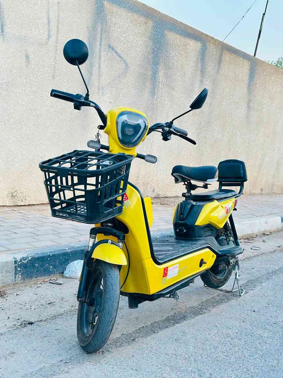 السلام عليكم دراجه شحن او بايسكل للبيع الحجم الصغير لون اصفر اخوتي البايسكل جديد سويجين تشغيل عن بعد كلشي شغال مابي كل نقص بطاريات وشاحنه اصلي باب اول ٢٠٢٦ شرط عالفحص شخط مابي تندعيلي اذا تاخذه السعر ٢٠٠ وبي مجال قليل مكاني قرب الملعب الدولي ***********
