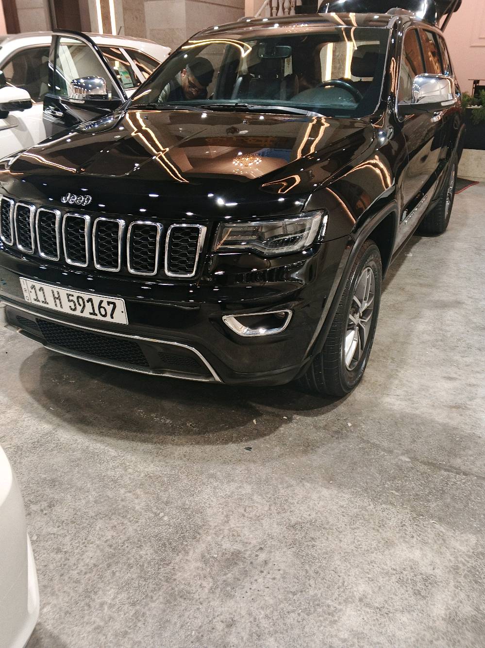 جيب امريكي موديل 2019 المتد 
السعر 170
بيها صبغ اربع قطع
شنو الفئة بالضبط للجـيب؟ (Laredo / Limited / Overland / Summit / Sport Line) وهل المواصفات الأمريكية كاملة لو بيها إضافات؟: 
للمتد 
شكد عدد الكيلومترات الممشية حالياً؟ وهل المكينه والقير والشاصي على الفحص بدون مشاكل؟: 
112
وين موقع السيارة هسه؟ وأي منطقة ممكن المعاينة بيها؟: 
بغداد البياع 
إلها حوادث أو شغل شاصي/أيرباغ قبل غير الصبغ المذكور؟ وإذا أكو، شنو التفاصيل؟: 
صبغ اربع قطع 
السعر 170 نهائي لو قابل للتفاوض؟ وهل تريدون البيع كاش فقط لو تقبلون تبديل؟: 
بيها مجال 