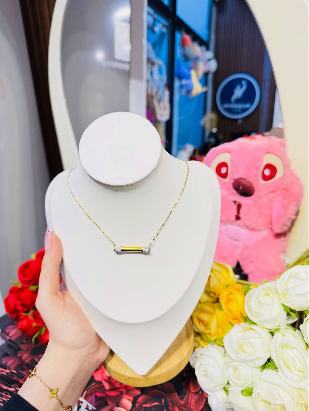 #ثري ستور #اكسسوارات احلى شي بلدنيا 🤭🤍

نص مكتوب في الصور:
- ايه اكتر حاجه بتخليكي مبسوطه ؟ اشتري اكسيسوري جديده