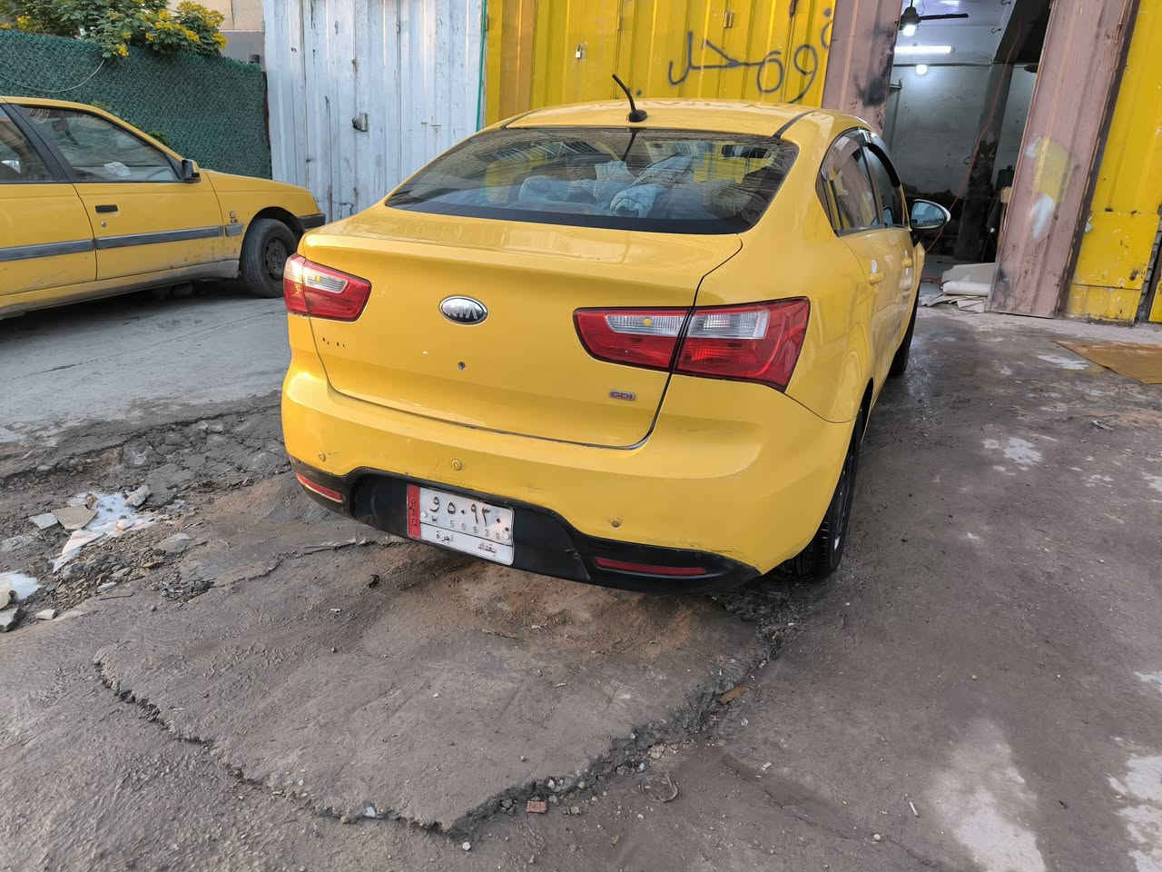 السلام عليكم 
كيا ريو 2013
محرك 1600 gti
ضررها باب و جامغ جهه السايق وبنيد
سيارة حلوة وخير من الله 
مكاني الثعالبة 
السعر 70 وبيها مجال 
***********
