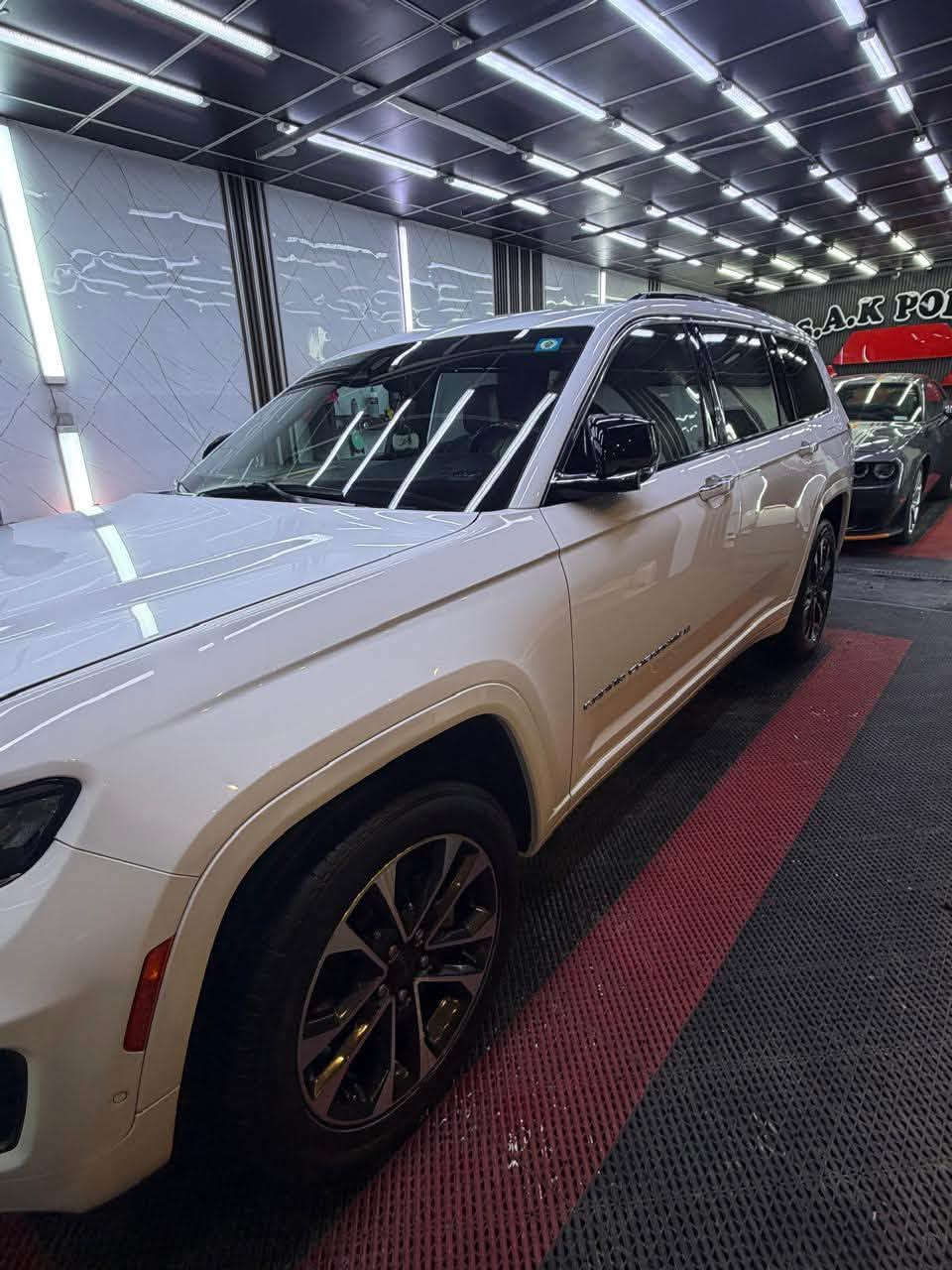 🚘 Jeep Grand Cherokee Overland – 2021
🇺🇸 وارد أمريكي
✨ الشكل الجديد
👑 فئة Overland – VIP Large
👥 7 راكب
⚙️ 6 سلندر
🛞 4×4 دبل
📍 تسجيل بغداد
🤍 لون أبيض
📊 ماشية 70 ألف كم

🔥 المواصفات والتجهيزات:

• فل أوبشن
• فتحة سقف بانوراما
• مقاعد جلد فاخرة
• مقاعد أمامية تبريد
• مقاعد أمامية تسخين
• مساج للمقاعد
• نظام صوت Macintosh
• Ambient Lighting إضاءة داخلية
• شاشة وسطية كبيرة
• شاشة عدادات رقمية
• تبريد 3 مناطق
• تحكم أوتوماتيكي بالمناخ
• تحكم بالمقود
• أزرار تحكم بالصوت من المقود
• تشغيل بصمة / زر
• دخول ذكي بدون مفتاح
• ريموت أصلي
• حساسات أمامية وخلفية
• كاميرا خلفية
• كاميرات ومراقبة محيطية حسب التجهيز
• مثبت سرعة
• مثبت سرعة متكيف حسب التجهيز
• تنبيه النقطة العمياء
• تحذير مغادرة المسار
• فرملة طوارئ
• أنظمة قيادة متعددة
• أوضاع للطرق الوعرة
• تحكم بالدفع الرباعي
• جنوط ألمنيوم
• إطارات عريضة
• مرايات كهربائية
• مرايات قابلة للطي
• إضاءة LED
• مصابيح ضباب
• تشغيل وإطفاء أوتوماتيكي للأنوار
• حساسات مطر
• صندوق خلفي كهربائي
• فتح الصندوق الخلفي كهربائياً
• مقاعد خلفية قابلة للطي
• مساحة واسعة للصف الثالث
• تكييف للصفوف الخلفية
• منافذ USB للركاب
• بلوتوث
• Apple CarPlay
• Android Auto
• نظام ملاحة حسب التجهيز
• تحكم كهربائي بالمقاعد
• ذاكرة للمقاعد حسب التجهيز
• ستائر/تظليل خلفي حسب التجهيز
• زجاج كهربائي كامل
• مراية داخلية أوتوماتيك
• تشغيل عن بُعد
• نظام مراقبة ضغط الإطارات
• نظام ثبات إلكتروني
• نظام مانع انزلاق
• ABS
• Hill Descent / مساعد نزول المنحدرات
• Hill Start Assist
• نظام اختيار وضعية القيادة

👑 Overland مو مجرد سيارة… فخامة وهيبة وقوة بكل تفاصيلها.

***********
