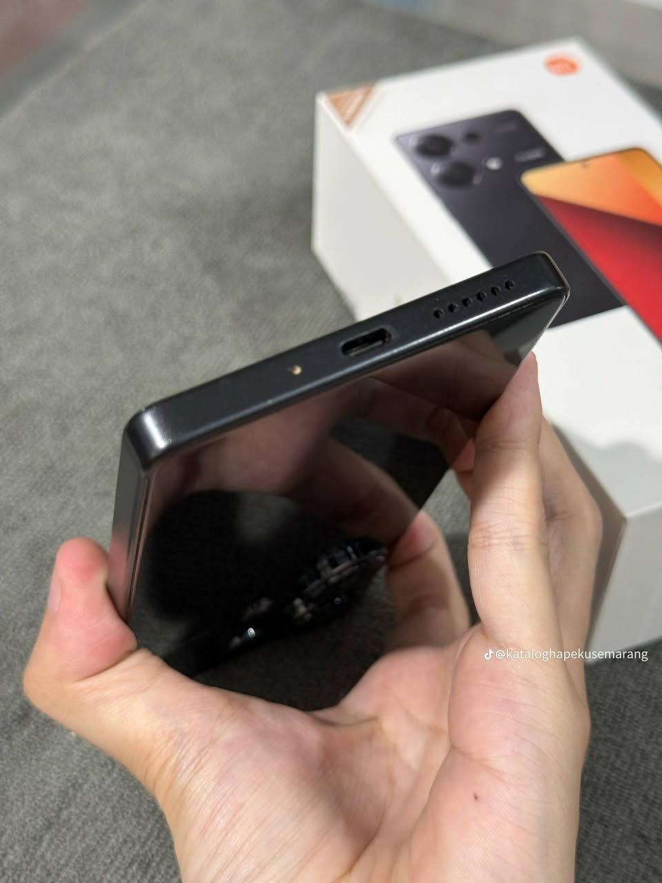 ((بدون كاروتون ومعدات  فقط جهاز)) Redmi Note 13 Pro 4Gاللون: أسود ملكي  Black)المواصفات الأساسية للجهاز:المساحة والتخزين:ذاكره  (512) جيجابايت (مساحة ضخمة جداً تتسع لكل ملفاتك وألعابك).الرام (الذاكرة العشوائية): 12 جيجا رام (أداء سريع جداً وتنقل سلس بين التطبيقات).الكاميرا الأساسية: بدقة 200 ميجابكسل (صور خرافية وتفاصيل واضحة جداً).الشاشة: AMOLED بألوان مشبعة وتردد 120Hz (سلسة جداً باللمس والتصفح).البطارية والشحن: 5000 مللي أمبير مع شاحن خارق سريع جداً بقوة 67 واط.حالة الجهاز والملحقات:النظافة: الجهاز نظيف كتير وبحالة ممتازة (خارجي وداخلي)  السعر (270) وبي مجال   العنوان بابل الحمزه الغربي
الاتصال ***********  متواجد انترنين واتصال
