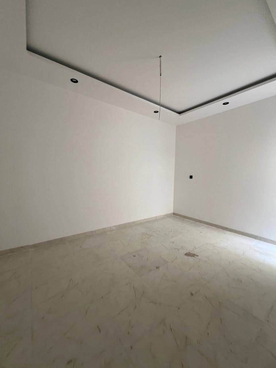🔴عقار للبيع من :
🔴عروض مكتب (( العلاف لتجارة العقارات )) 🌟

🏠دار  للبيع مساحة 100 متر الواجهة 5 متر 

🛑طابقين بناء حديث ( Zero ) 🌀

1️⃣الطابق الاول : غرفة نوم + هول + استقبال + مطبخ كراج + صحيات 🚾

2️⃣الطابق الثاني : ثلاثة غرف نوم + هول + بلكونة +  سطح + مخزن + صحيات 🚾

📄سند سكني ملك صرف / شرط القرآر التمليك والتحويل 

❌لانتعامل برفع سعر العقار عن سعرة الآصلي نجمع البايع بالمشتري مباشرتأ _ لا نوقف البيعة بخلاف عن الدالية

🛑موقع مميز جداً 💥

🔴سعر مناسب جداً 💥

🌍الموقع / حي الحدباء (( تقطيع موضفي البلدية أ )) 🏭

🔴يقع على شارع 12 متر تبليط ♻️

للاستفسار 

⏮️مراجعة مكتب العلاف لتجارة العقارات 🌟

أو الاتصال 

☎️ أسيا ***********

أو

 ☎️ كورك ***********

⏪️مع العلاف للعقار استثمارك في آمان ⭐️

🌐عنوان المكتب / الموصل _ حي الزراعي قرب جسر السويس 🔥

📌نستقبل عقاراتكم وطلباتكم العقارية .
