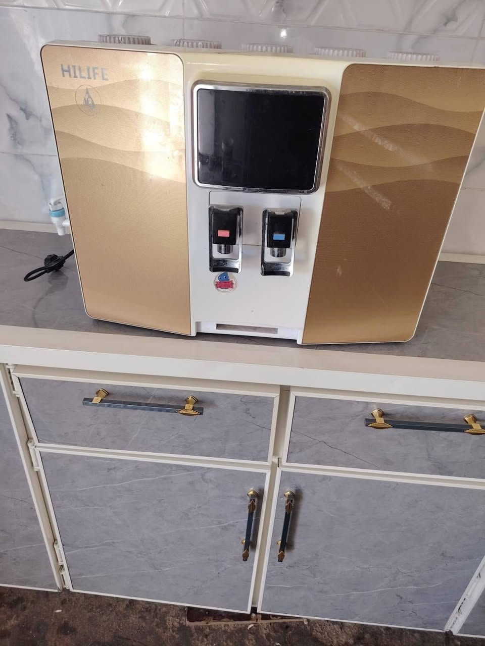 السلام عليكم عيني عندي هوة فلتر وهوة براد ومواصفات فول وبي مي حار  اشتريتة ب ٣٠٠ وما استخدمتة  شي قليل وسبب البع لان حجمة جبير وابيعه ب٢٥٠ وبي مجال للشراي 
الرقم 
***********
***********
