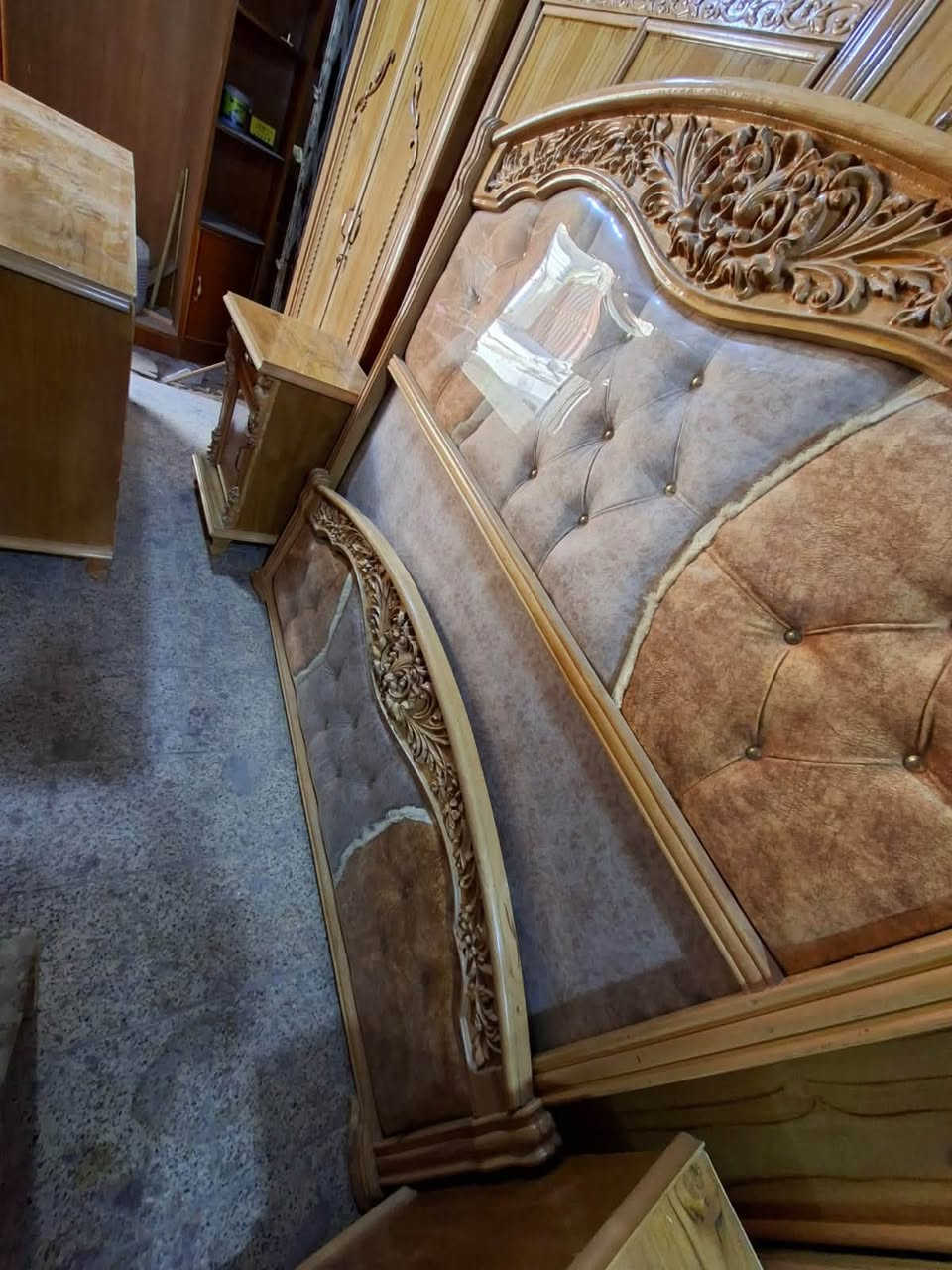 السلام عليكم غرفة عراقية  ثقيلة الوجه ٥ ملم صاج والداخل ٤ ملم  الزاوية كنتورية بأرتفاع الكنتور الصبغ الطبيعيي الغرفة نظيفة ومميزة بنقش الزان المصري دوشمة جديدة  كما موضح.بالصور موجود بيها درور هم   اي استفسار ع ***********❤️ مكاني بغداد البياع يوجد توصيل لجميع المحافظات ❤️

