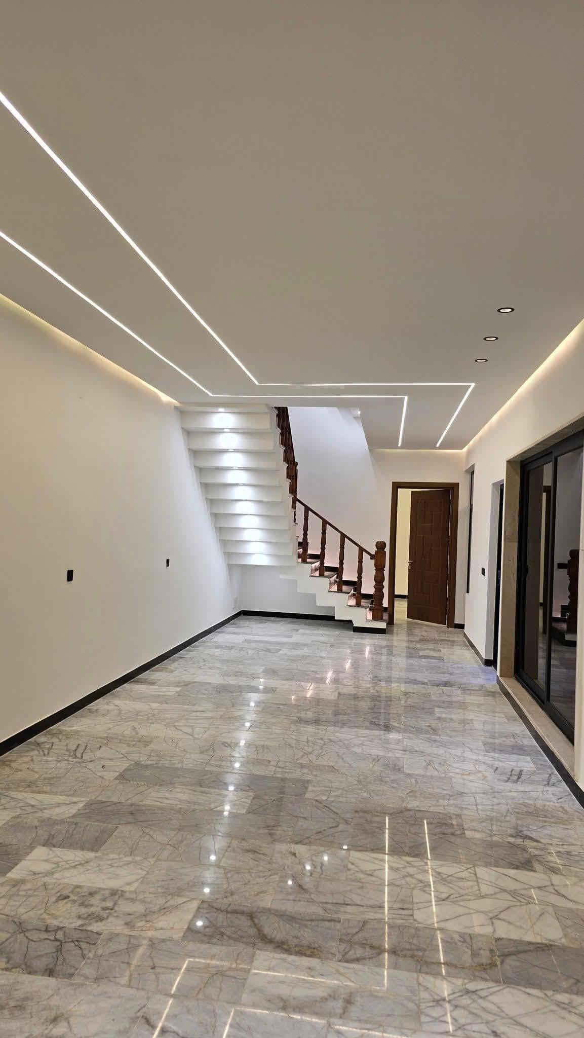 بيت 150 متر وجه 6 للبيع او مراوس بيت 300 متر او كاعد ونطي فرق مكان بغداد السيدية التصنيع رابع عقار عن شارع 20 
الاستفسار *********** بي وتساب
