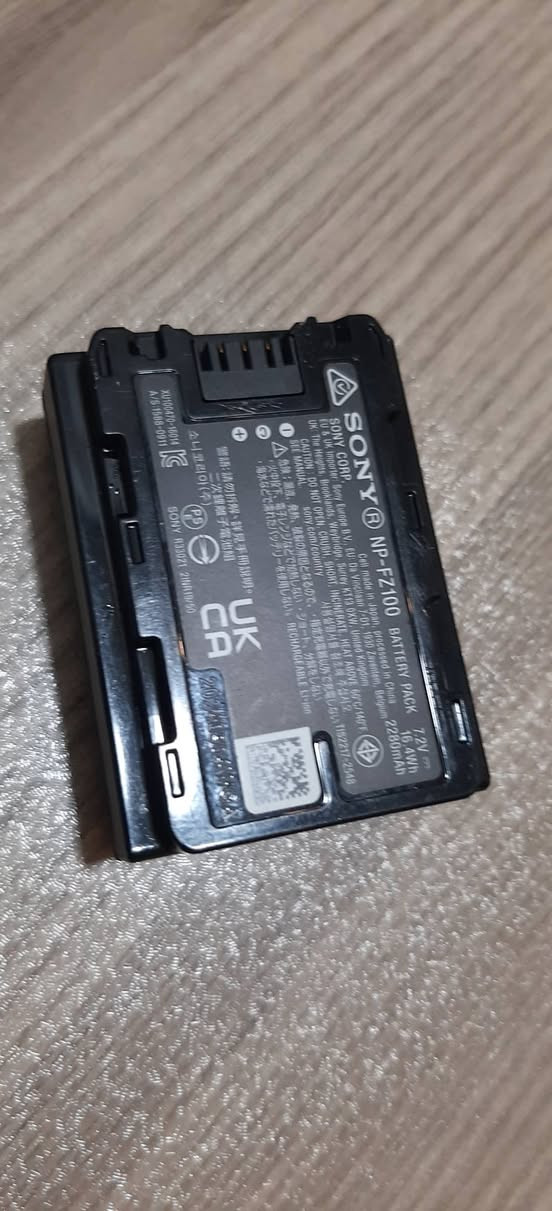 وبطاريه اصليه مال كامره سوني يعني مو تجاريه هاي البطارية تجي ويه الكامره السعر ٦٠ الف يجد توصيل *********** مكاني بغداد
