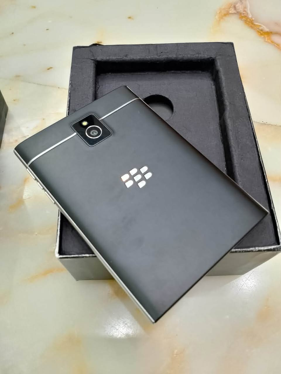 بلاك بيري باسبورد BlackBerry Passport
الجهاز شبه جديد غير مستخدم 
مع كامل الملحقات الاصلية وحتى الكاتلوك
السعر : 500 الف
مكاني بغداد - للتواصل خاص او *********** واتساب
