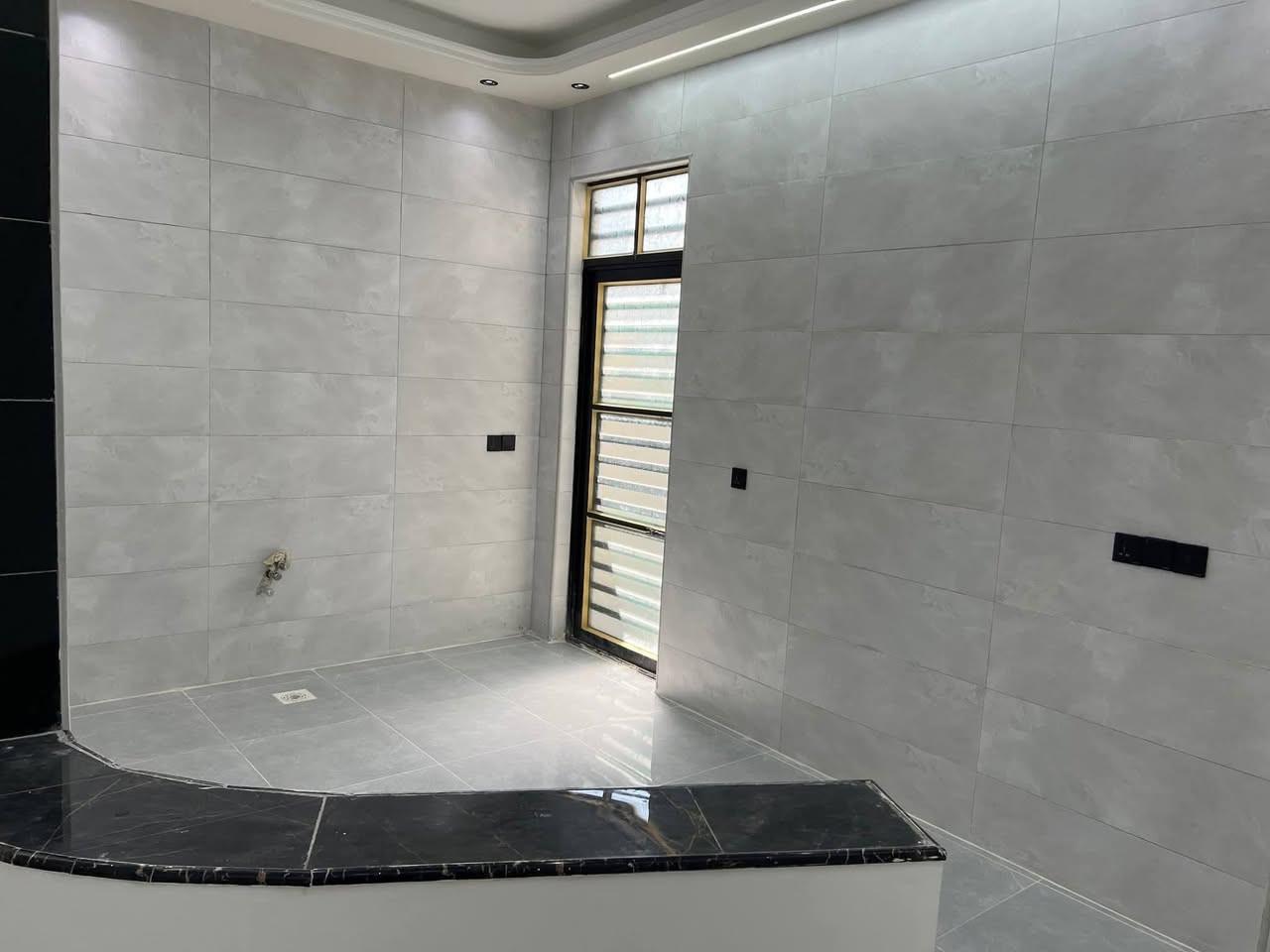 بيت مساحه 100متر 🏠
بغداد الراشديه قريه حميد الحمود 
تفاصيل البيت داخل الفيديو 
للاستفسار 
***********
***********
