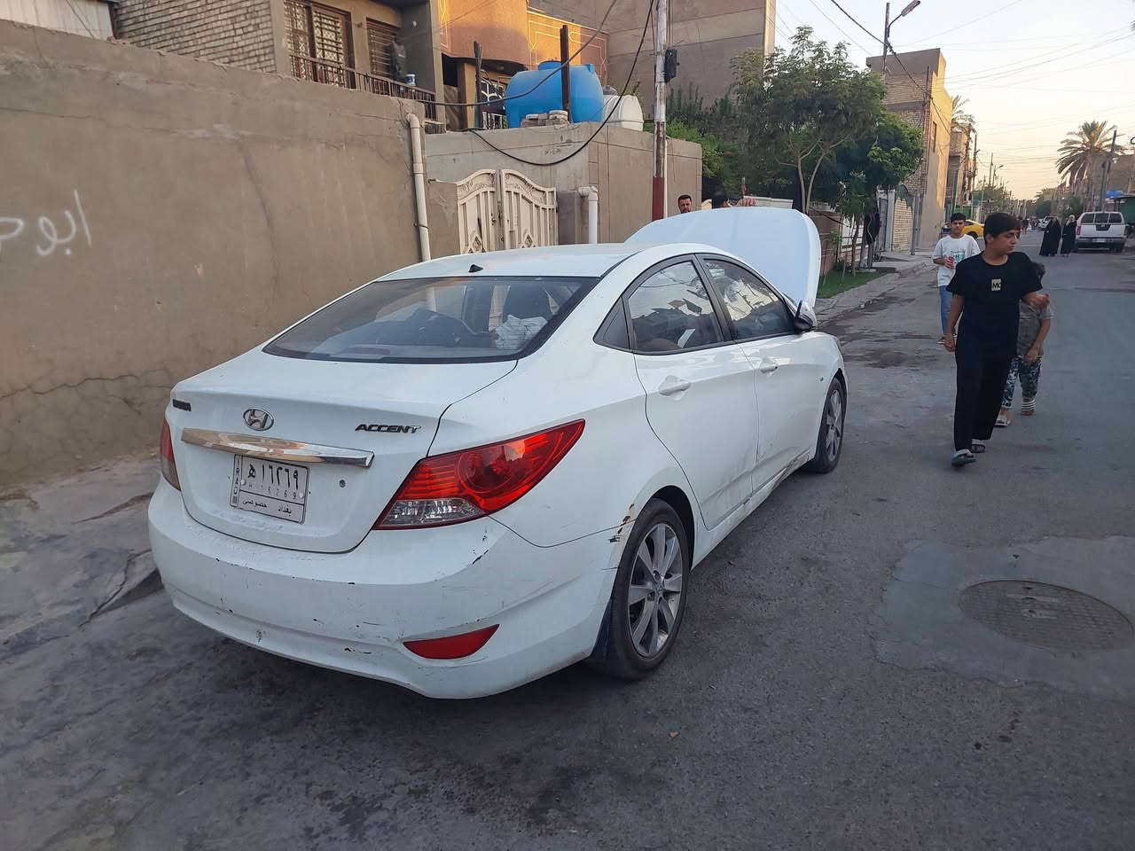 اكسنت موديل 2013 رقم بغداد (سنوية منتهية) 
مكينة مكفولة .. كير مكفول .. قطرتين .. تبريد ثلج ..
السيارة استخدام للدوام ذهابا وايابا ومنزلية .
مكينة غير متعوبة ابدا الدهن اصلي .. البنزين محسن فقط .. 
اسكن بغداد الكمالية 
مزيد من التفاصيل والسعر على الرقم 
***********
يتوفر واتساب
