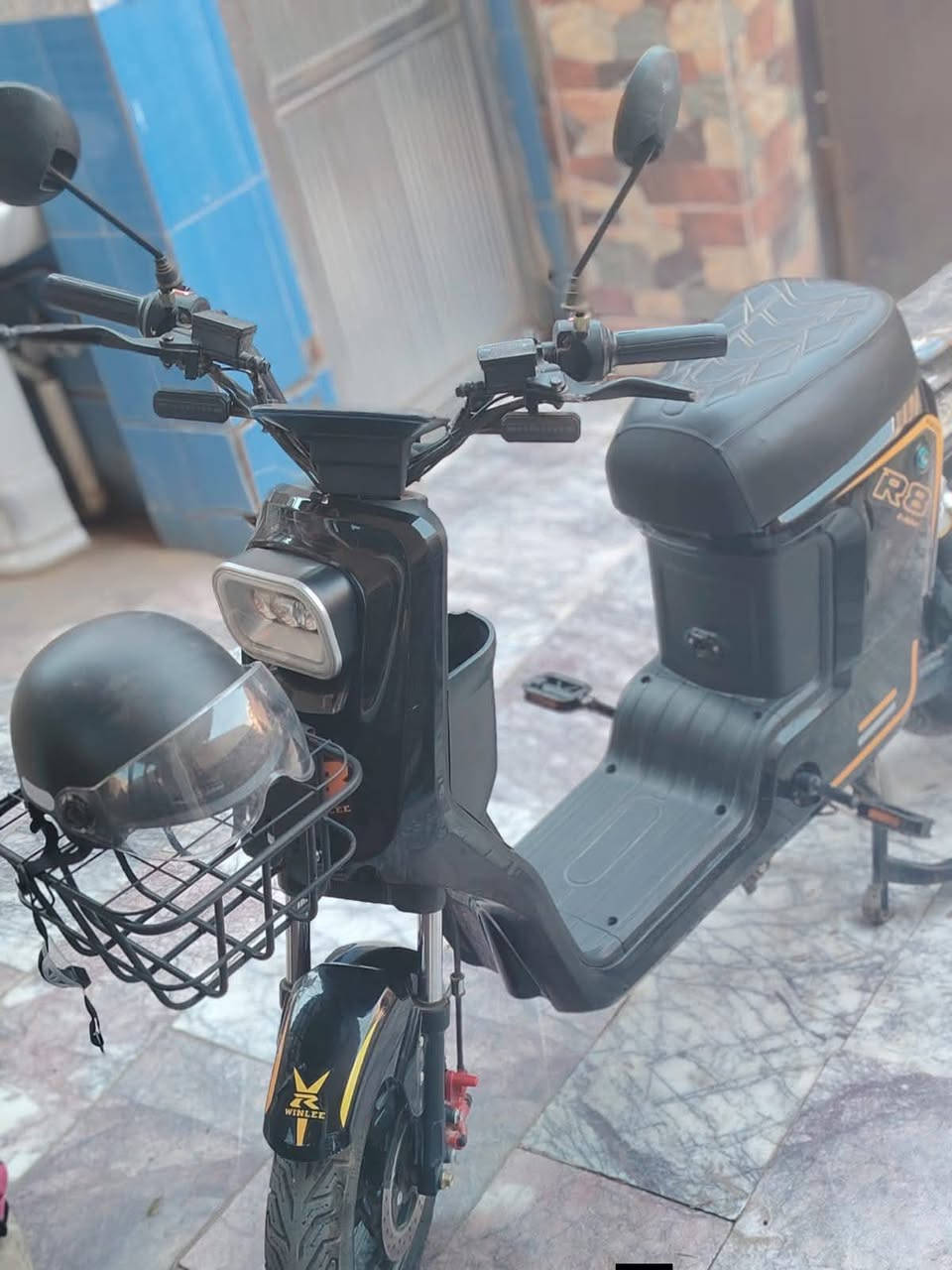 R8 • ٥ بطاريات • مع الشاحنة