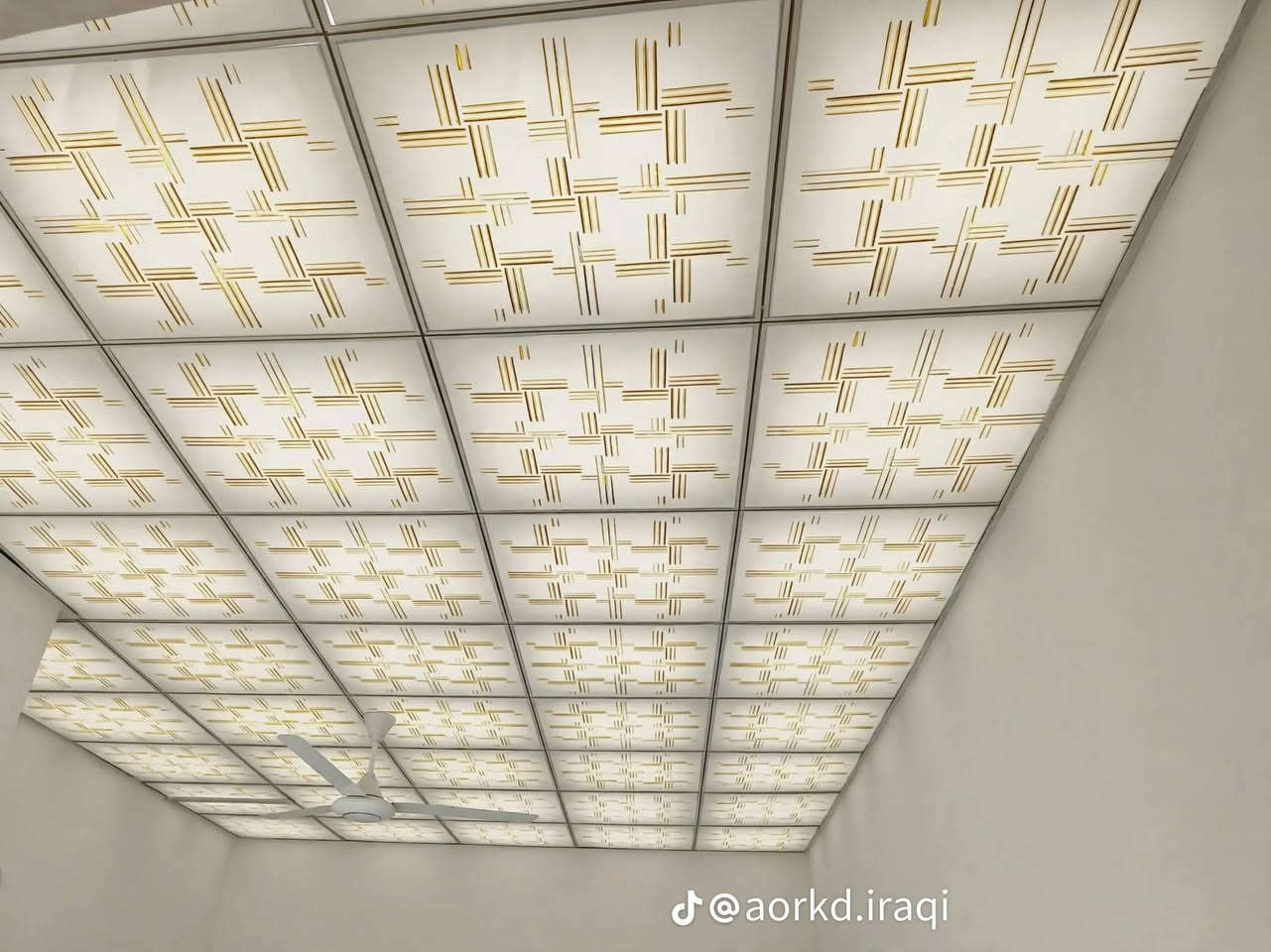 سلام عليكم إخوان عمل سقوف ثانويه وجبس بور و إكس بورد  و فوم تركي وصبغ شغل درجه اوله مستعدون تجهيز كافه الدوار الحكوميه وال أهله إخوان اسعر المتر تلكوه بآخر الصور بوستر مذكورة بي كافه التفاصيل عملنه يكون داخل وخارج المحافظه اخوكم وخادمكم سيد حسن أبو شهم رقم الهاتف ***********...***********

نص مكتوب في الصور:
- @aorkd.iraqi
- @_3tiktok3