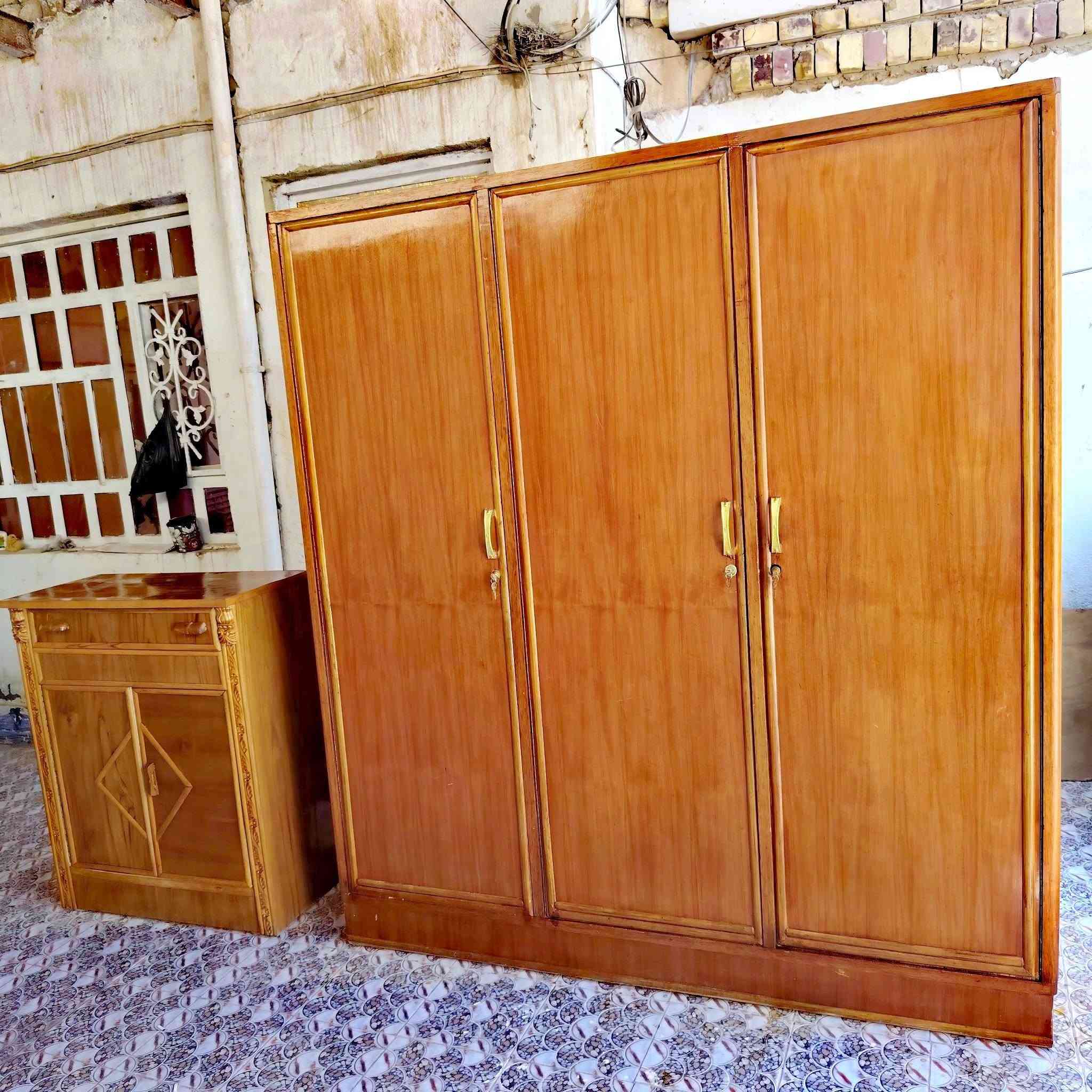 كنتور ثلاثة أبواب تسكام درجه اولى ثقيل نضافه فول ارتفاع مترين.. مع ميز نقش زان.. للبيع العنوان الديوانيه اتصال ***********
