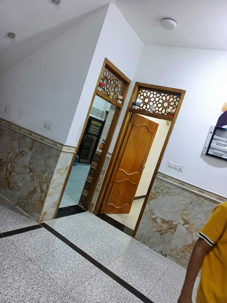 ياالله
سلام عليكم 
البيت البيع طابو صرف
مساحه((150)) متر بناء حديث
البيت طابقين 
يحتوي طابق أول 
استقبال وصاله ومطبخ وغرفة نوم
صحيات داخليه وصحيات خارجيه
طابق ثاني يحتوي على
ثلاث غرف نوم معه صحيات وصاله 
حي لحسين خلف مدينه ترفيهيه 
استفسار اتصل ((***********)) ((***********)) 
اخوكم أبو عراق الحلفي....
