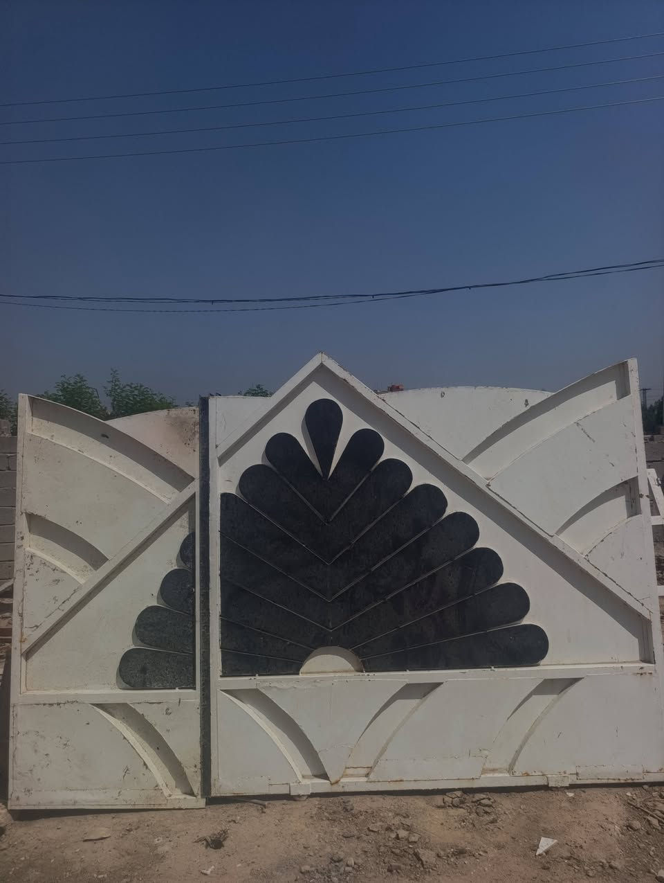 يوجد باب سلايت من الثقيل وشبابيك نضيفه للاستفسار الاتصال على الرقم *********** المكان النجف الاشرف حي الرحمه
