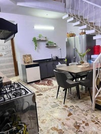 مشتمل للبيع المساحه 100م قاطين ونص بناء حديث مدخلين الواجهه 5 والنزال ...