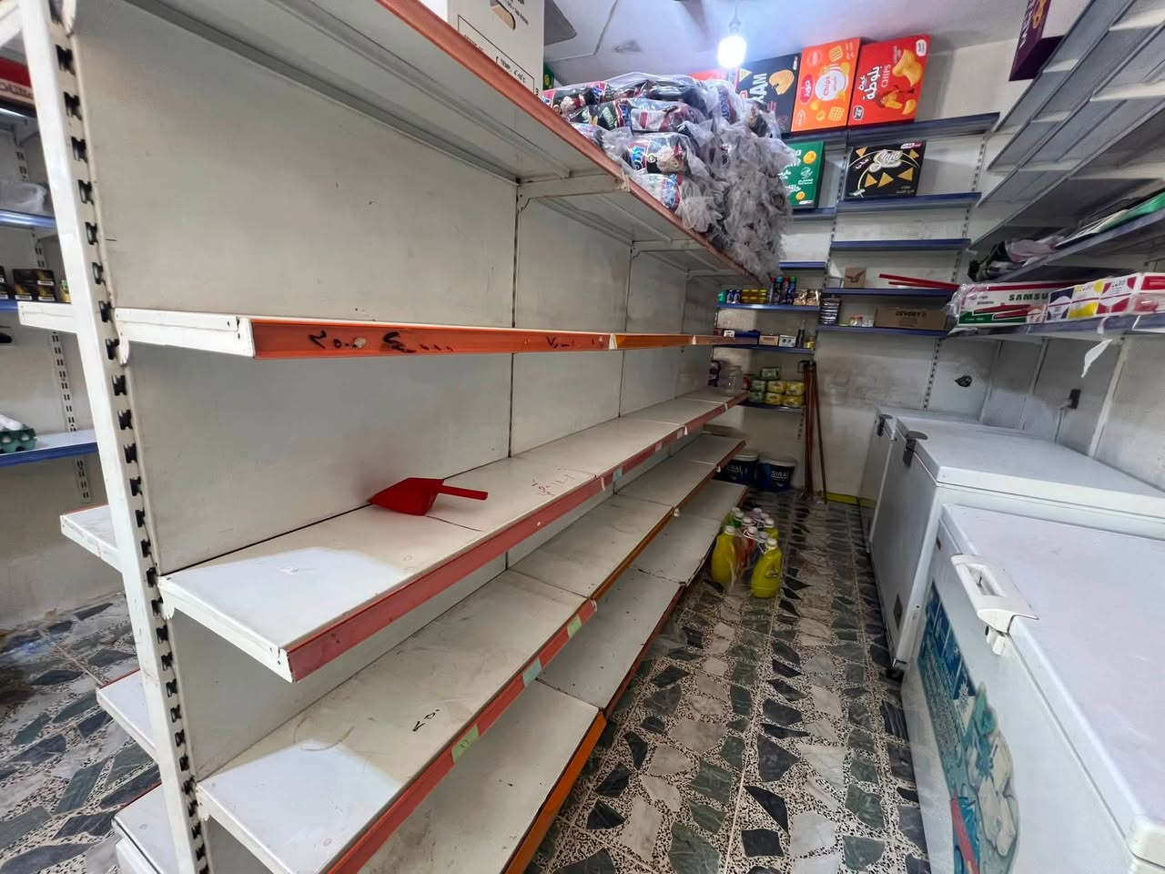وسطيه للبيع نضيفه فول ٤٠ رف ٥طول ٤عرض جديده السعر (٤٠٠) وبيها مجال مكاني موصل الأيمن حي التنك  (***********)
