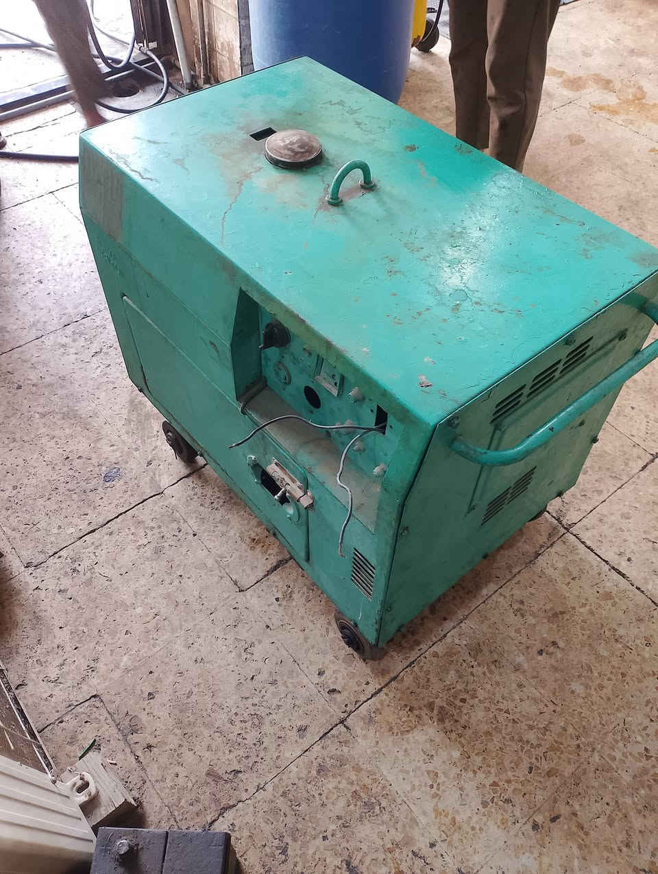 متاح مولده كاتم 25 امبير شغاله عل فحص كاز  سعر 350 مكان شعب قرب فلكه صباح الخياط رقم ***********
