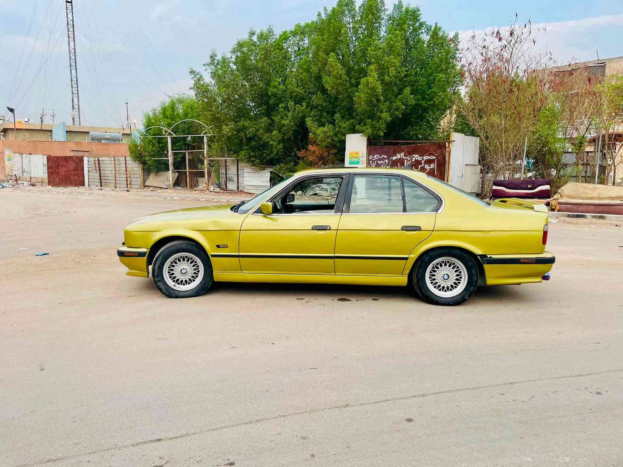 السلام عليكم
 للبيع 520 موديل1990كير عادي محرك 25 مسكر فانوص تبريد شغال بس البوري طاك كهربائيات صدر امامي جديد المكان بغداد السعر45 ووبيها مجال كلش قليل وجماعة الجوه 40لا تعلق ولا تتصل واي تعليق سلبي يعكس تربيتك وأخلاقك 
 للاستفسار *********** او عالخاص
