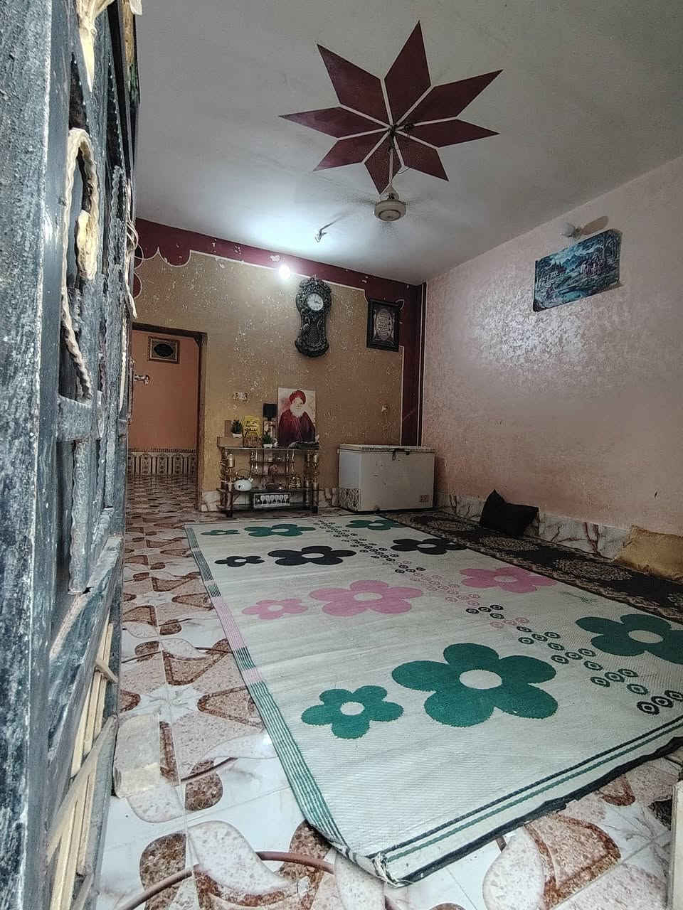 🏡 بيت للبيع
📍 الموقع: البطاط – قرب المدرسة، يبعد حوالي 150 متر عن المدرسة.

📐 المساحة: 290 م². السعر ٨٥ وبي مجال نشالله 

✅ سند زراعي.

✅ بناء قديم لكنه مرتب وجاهز للسكن.

✅ كافة الخدمات متوفرة.

✅ الشارع مكتمل بالبنى التحتية، ومقرر تبليطه مع تنفيذ الأرصفة.

تفاصيل البيت:

- استقبال.

- هول.

- صالة داخلية كبيرة.

- غرفتا نوم.

- مطبخ حار / بارد.

- مناور.

- مخزن.

- صحيات داخلية وخارجية.

بيت مرتب وفي موقع جيد، مناسب للسكن العائلي.

📞 للاستفسار والمعاينة، التواصل مع مكتب الضامن للعقار. ذي قار سوق الشيوخ خنيطله شارع الكراج *********** #سوق_الشيوخ#تشطيب_درجة_أولى#مكتب_الضامن_للعقار
