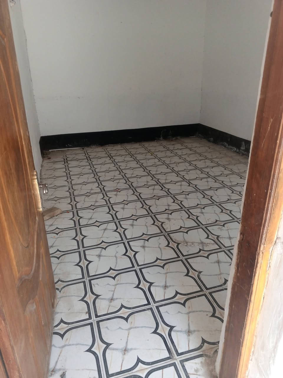 ﴿ 🧿  بسم الله الرحمـٰن الرحيم  🧿 ﴾
دار 🏠 للايجار   

مساحه 120متر.مربع.

اجاره 175 الف

يحتوي الدار على ....
غرفه نوم وصاله واستقبال ومطبخ وتخاريج داخليه و خارجيه وطارم.

   العنوان كوفه براكيه شارع المطار القديم بداية السوق قريب على مجمع أكرم..

خدمات كامله ... البيت نضيف

للاستفسار أكثر اتصل ع رقم (  *********** )
