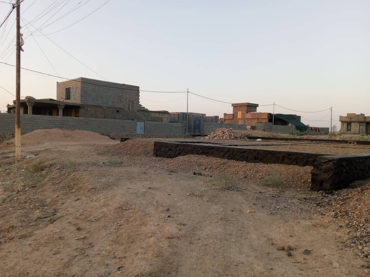 قطعه ارض البيع بحي البكر الغربي يم حجي طه واصله مي وكهرباه مساحته 420 الستفسار ***********
