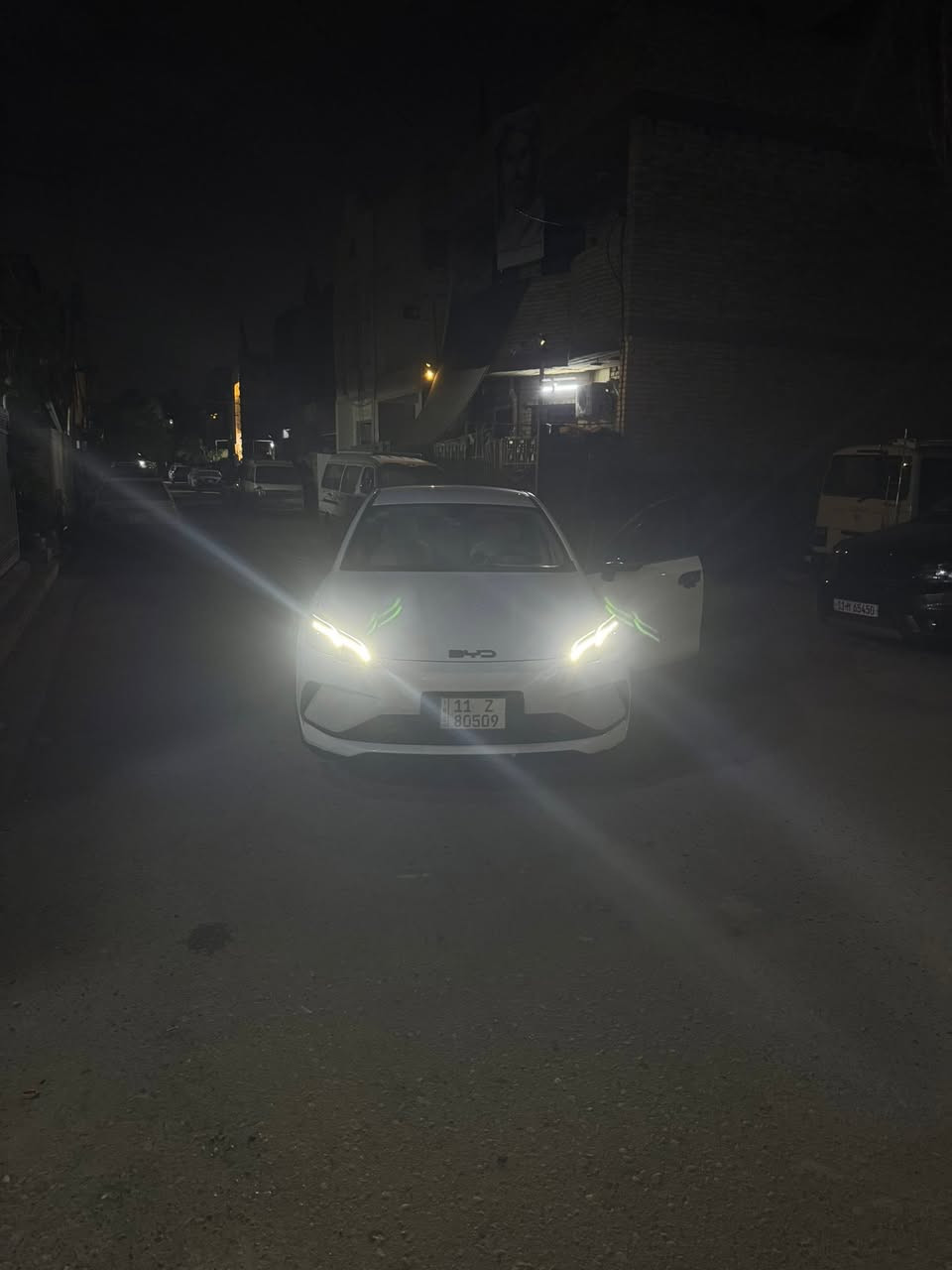 سلام عليكم بي وايدي سيل5 سياره جديده ماشيه5بعده زيروه كفاله من ضربه عده صبغ به جاملغ الخلفي بدون ضربه بدون معجون اثره خباثة شخوط سياره بعده بدهن شركه بيه أرضيات حوضيه داخل ابيض كيره كرستاله سعره 18800وبيه مجال رقم ***********
