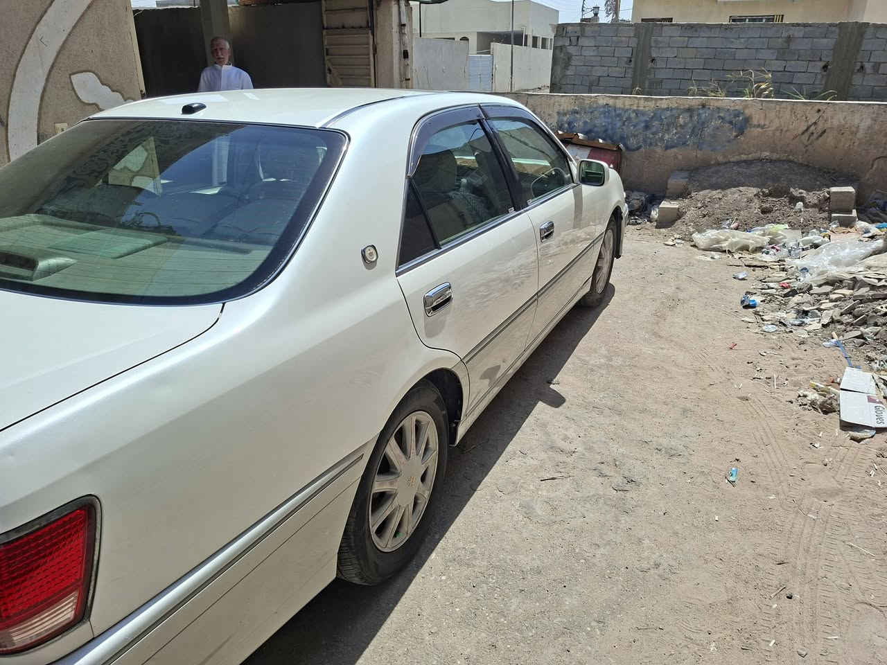 اجنون للبيع السيارة مديل ٢٠٠٣ السيارة ٣دكم بسامي تحويل ثاني يوم بيها ضربه بل جاملق الامامي ضربه خفيفه السيارة جاهزه كير مكينه حداديه دواخل السيارة احلى من الصور تجي و تشوف بعينك ترايك لاربيل العنوان بصرة ابو الخصيب الرقم *********** السعر ١٦٠
