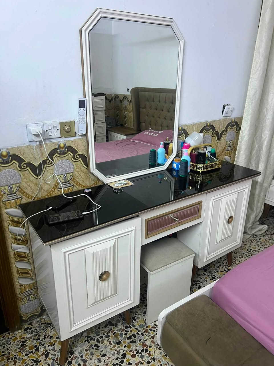 للبيع غرفه نوم نوع تركيه نضيفه علا نضافه الصور سعر مليون وربع وبيه مجال ***********
