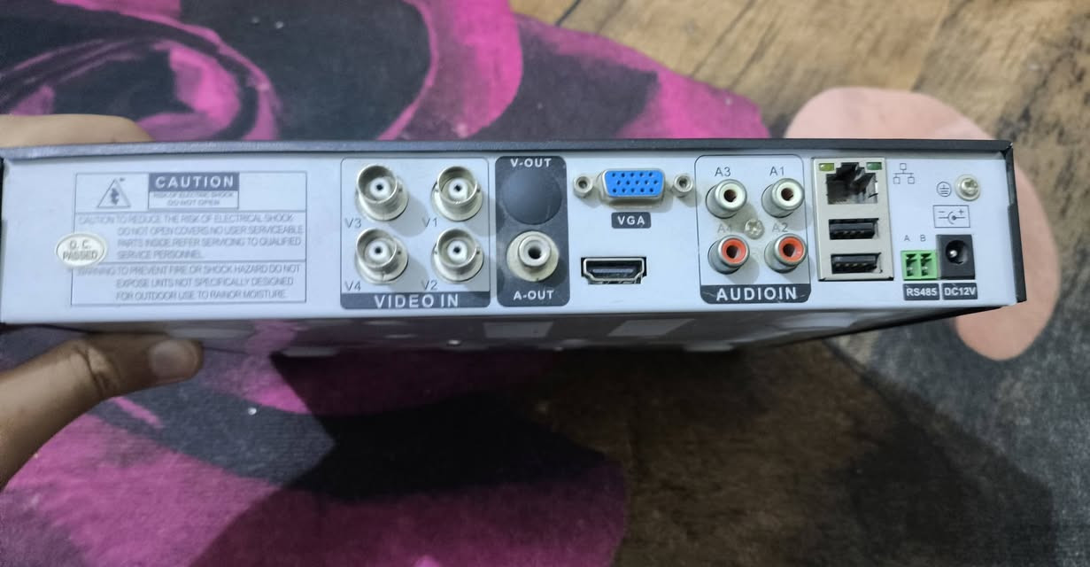 جهاز تسجيل كاميرات مراقبة DVR ا 4 قنوات مع هارد 320كيكا ودعم الإنترنت ماركة(Dahua) 
الماركة والموديل: Dahua - AHD2304A13-JV

عدد القنوات: يدعم 4 كاميرات مراقبة (4 Channels)

السعة والتخزين: مزود بهاردسك (Hard Disk) 320كيكا بس يحتاج تقسيم لئن الهارد مال حاسبه اهل الاختصاص يعرفون 

المنافذ: VGA, HDMI, منافذ الصوت (Audio In/Out)، ومنافذ شبكة USB و Network
يدعم دقة HD1080
حذف تلقائي للفيديوهات لتوفير المساحه

الحالة: مستعمل بحالة ممتازة وجاهز للاستخدام المباشر

السعر: [40.000]

المكان: [البصرة/ابو الخصيب]

للتواصل: واتساب ***********
ماعندي توصيل

