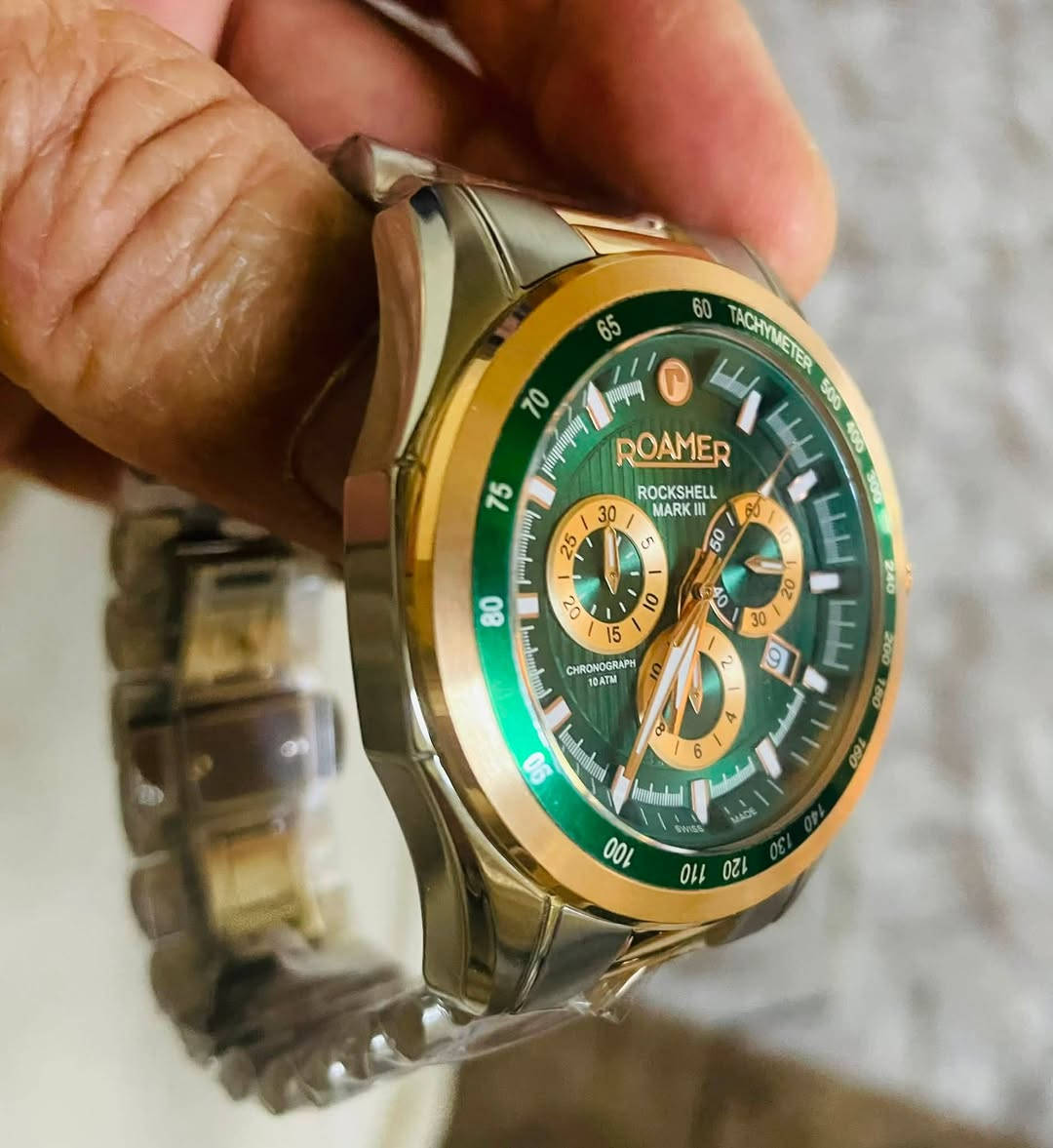 ساعة(Roamer Rockshell Mark) السويسريه الرقم المرجعي(220837   49.  75. 20) 
قطر الساعه 44 ملم
حركة الساعه كوارتز( بطاريه)
( مواصفات الساعة)
الهيكل والسوار من الفولاذ المقاوم للصدأ( ستانلس ستيل)
مطعم بطلاء ذهبي ثابت
لون المينا تتميز بلون الأخضر داكن 
عقارب ذهبية وأطار خارجي بلون الأخضر 
تحتوي على مقياس التاكيوميتر 
الساعه ستوبوتش كونوغراف
( التوقيت المؤقت)
نافذه لعرض التاريخ عند الرقم 4
مقاومة الماء حتى عمق 100 متر
الساعه جديده لم تستخدم مع كافة  ملحقاتها 
النظافه( لوك)
السعر200$  
للمهتم خاص ***********
المكان كركوك يوجد توصيل
