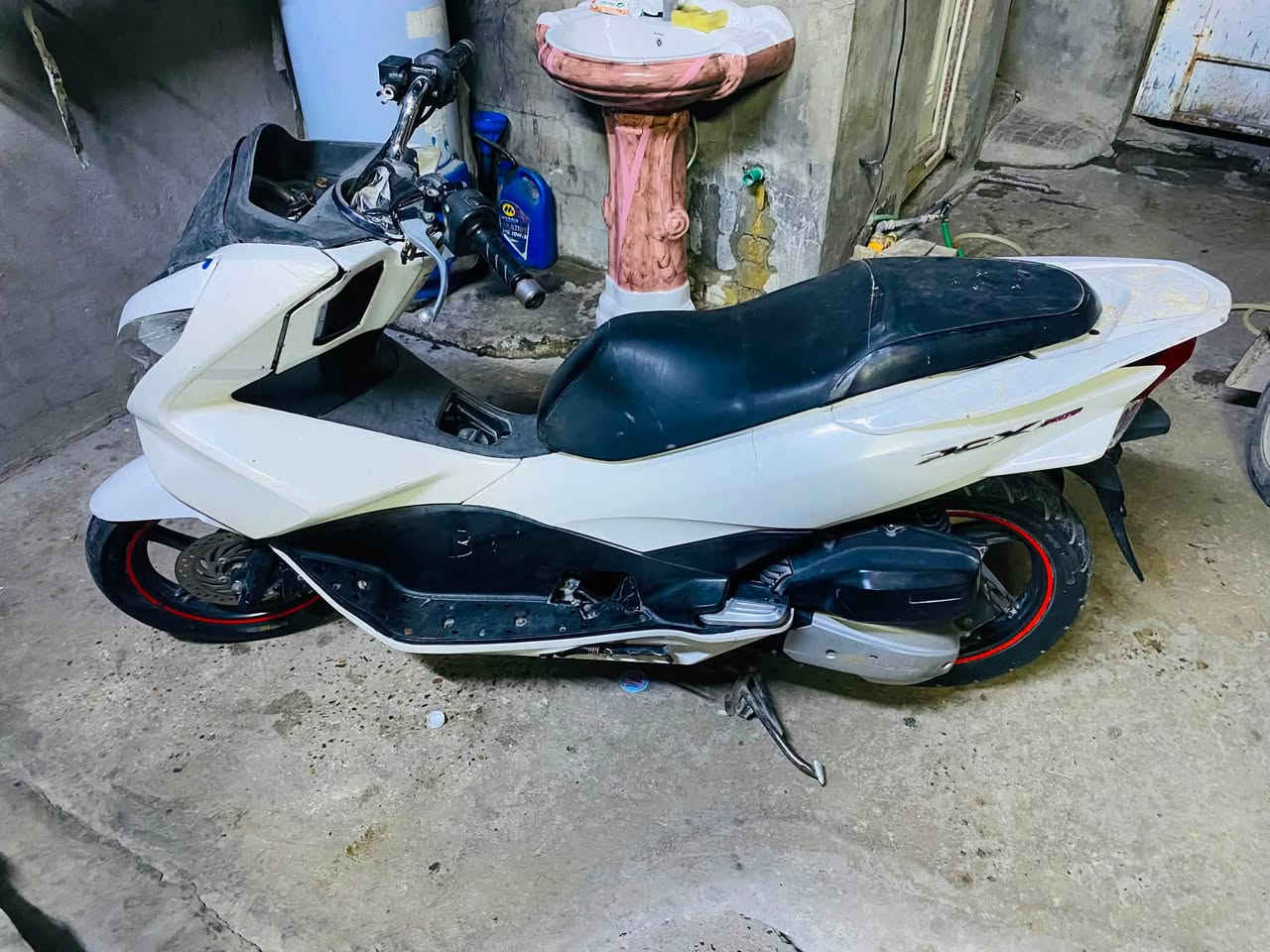 PCX جيل ثاني ياباني
مكينة 150 ياباني 
دراجة وحدها طفت وكالوا عقل عطلان يراد الها عقل 
أبيع كوم حديد تجيب وياك سيارة تحملها وتروح 
السعر 850 وبيها مجال 
بغداد مدينة الصدر 
***********
