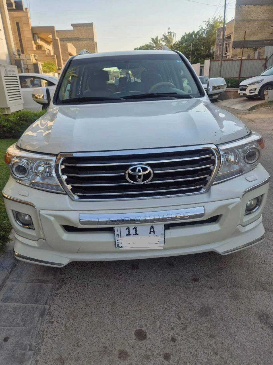 السلام عليكم للبيع لاندكروز ٢٠٠٩ لون ابيض رقم بغداد صبغ ربع٨ك جاملغ يمنة والباقي مكفول تخم تاير جديد  ثلاجة  سلايد روف.  تحكم ستيرن جهتين السعر ٢٧٠ سيارةبأسمي تحويل ثاني يوم للاستفسار *********** مكان السيارة بغداد زيونة او حي الجامعة
