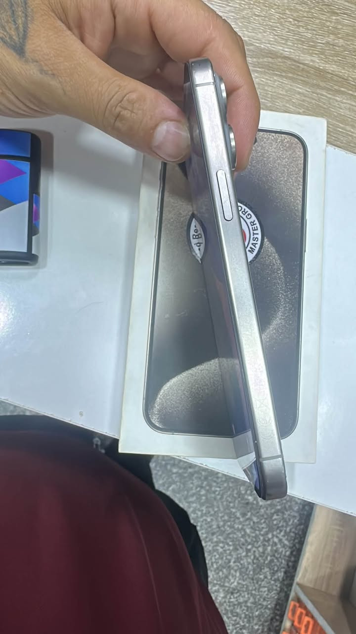 ايفون١٥ برو ماكس شرق اوسط ماسر
ذاكره ٢٥٦ 
بطاريه ٨٤ 
مبدل بي شاشه وضهر مكسور مثل ما موضح بلصوره 
كارتونته موجوده 
السعر ٦٥٠ قفل 
***********
