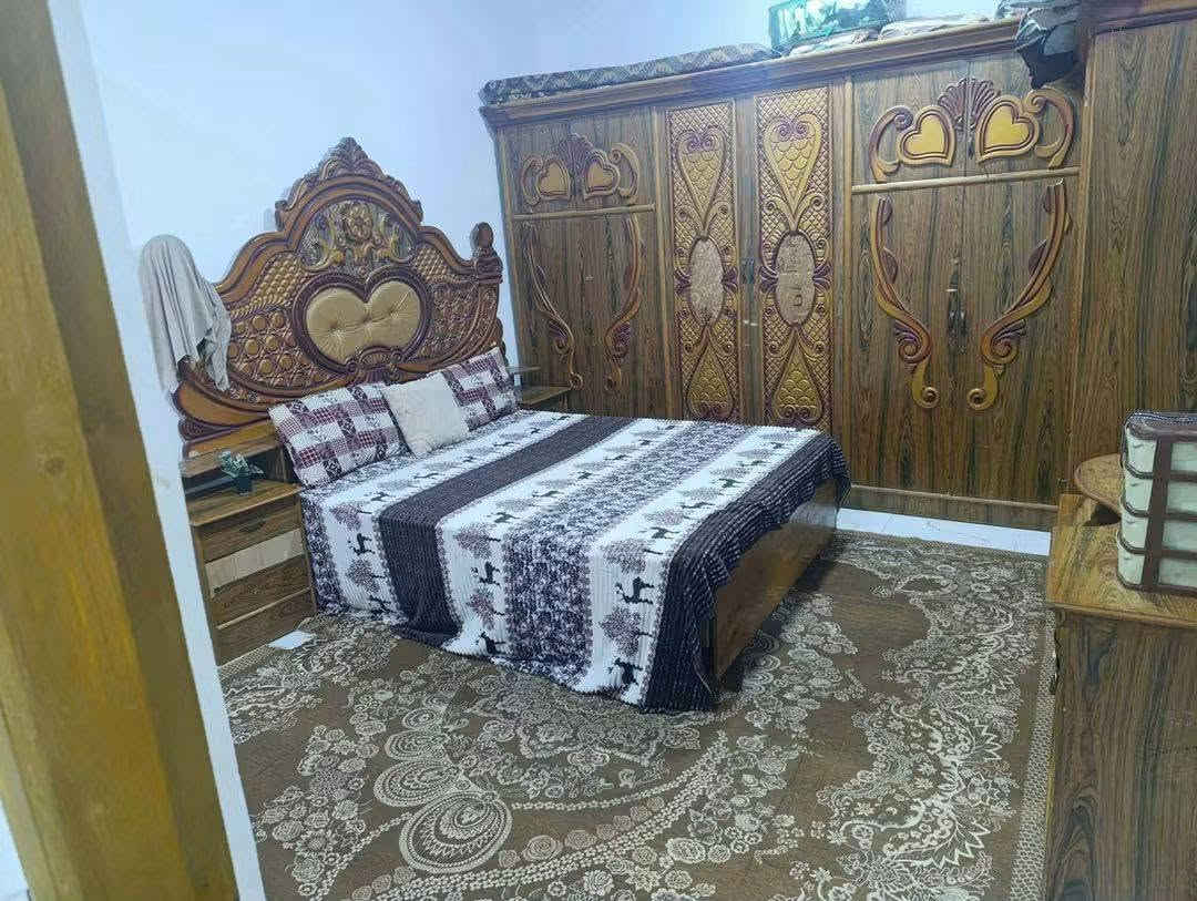 سلام عليكم دار 250 م شارع تبليط أساس صب بناء بلوك سقف عكاده يتكون من غرفتين صاله واستقبال ومطبخ صحيات داخليه وخارجية بيت جاهز سيراميك بورسلين حديقه بناء جديد السعر 60 وبي مجال عنوان سايدين مطار شارع علكم قرب شارع حاتم الخير للاستفسار زورو مكتب الغريري ركن شارع حاتم الخير 
الرقم ***********سيد احمد
