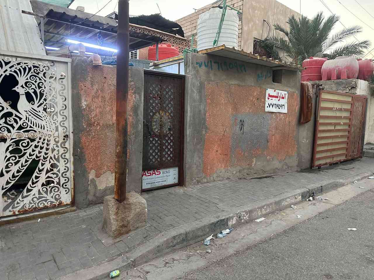 بسم الله الرحمن الرحيم 
دار سكني مساحه 200 متر (البناء قديم ) 

مقسم إلى ثلاث أقسام 
الأساسي ثلاث غرف ومطبخ وحمام 
وكراج يسع سيارتين 
القسم الثاني غرفه ومطبخ وصحيات ارضي 
القسم الثالث طابق ثاني مكون من غرفه وصاله وحمام ومطبخ. ومخزن خارجي 
موقع جيد جدا مقابل البانزين خانه وكل الوصف موضح في الفديو الملحق 
الجيران امانه الله ذهب وما يتعوضون ولا راح نلكه منهم .
السعر المطلوب 250 مليون بسعر ارض 
للاستفسار ***********
متوفر وات ساب 
اي استفسار اتصل لطفا يرجى عدم المراسله  على الفيس
