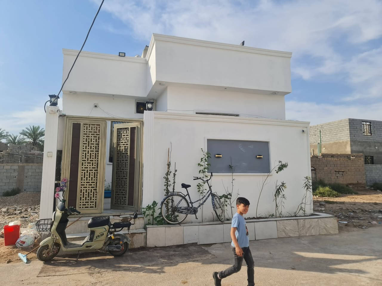 بيت للبيع طابو زراعي المالك عراقي ١٠٠ متر 
يتكون من غرفتين غرفة جوى وغرفة فوك ديوانيه هول 
ديوانيه مطبخ حمام منور  بناء جديد 
تنومه نهر حسن فرع القاعه الحديد
***********
