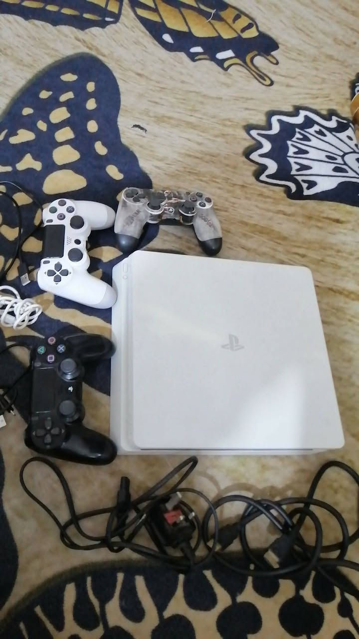 السلام عليكم 
جهاز ps4 سلم نظافة 100% لوك ستيكر مامفتوح ولا مصلح 
يجي وياه ملحقاتة 
كيبلاتة + 3 يدات 
+حساب عربي اماراتي يحتوي 75 لعبة
 (حساب شخصي العاب ثابتة ) مو اشتراك ولا حساب مشترك ضمان الحساب مدى الحياة تستلم كامل معلومات الحساب 

سعره 270 بيه مجال بسيط 

مكاني بغداد الشعله
 ***********
