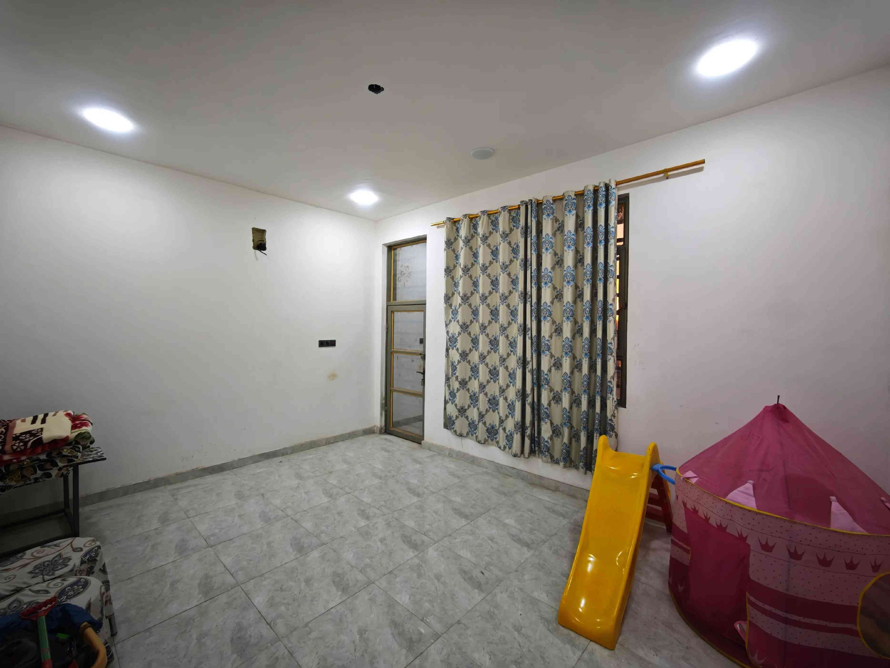 🏠 دار للبيع على الشارع العام (فرصة استثمارية وسكنية ممتازة!) 🏠 📐 المساحة: 200 متر 🏗️ البناء: حديث (طابقين). 🏬 المميزات: يحتوي على محلين تجاريين. 📍 الموقع: ميسان - العماره  📌 المنطقة: حي الغدير. 🏥 العلامة الدالة: مقابل مستشفى الربو والحساسية. 🛣️ الشارع: شارع 50 التجاري. 📋 تفاصيل الطوابق: 🔹 الطابق الأول: 🛏️ غرفة نوم كبيرة. 🛋️ صالة واسعة. 🍳 مطبخ (حار / بارد). 🚪 استقبال. 🚿 صحيات داخلية. 🚗 طرمة كبيرة + صحيات خارجية. 🏪 محلات تجارية عدد (2). 🔹 الطابق الثاني: 🛏️ (3) غرف نوم كبيرة. 📞 للاستفسار والتواصل: 📱 الهاتف: *********** ☎️🤳 #عقارات  #قطع_اراضي  #عقار  #بيع_و_شراء_عقارات #الشعب_الصيني_ماله_حل😂😂 
