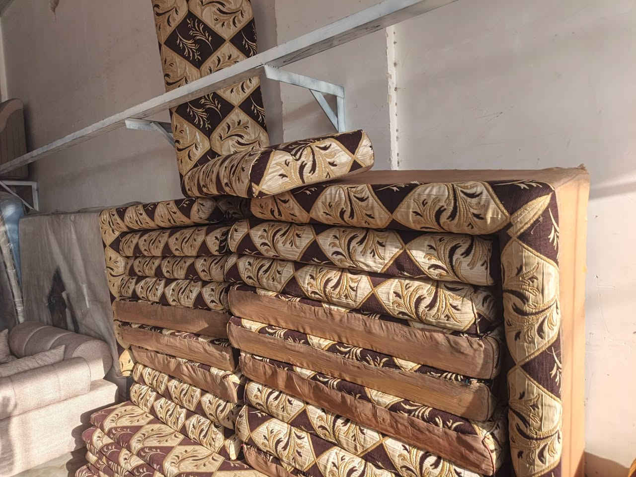 ⚜️👑 مجمع ابو بلاش للاثاث 👑⚜️
جلسه عربية مستعمل 20 متر السعر 290
جميع اللوان متوفر مختلف المديلات والقياسات صار عنده مراوس القديم بالجديد صار عدنه نضام القصد📌 العنوان كربلاء طريق الحر مجاور معمل الثلج  مقابيل الاتحاد الرياضي اي ستفسار الاتصال  يوجد واتساب 👈***********👉👈***********👉
