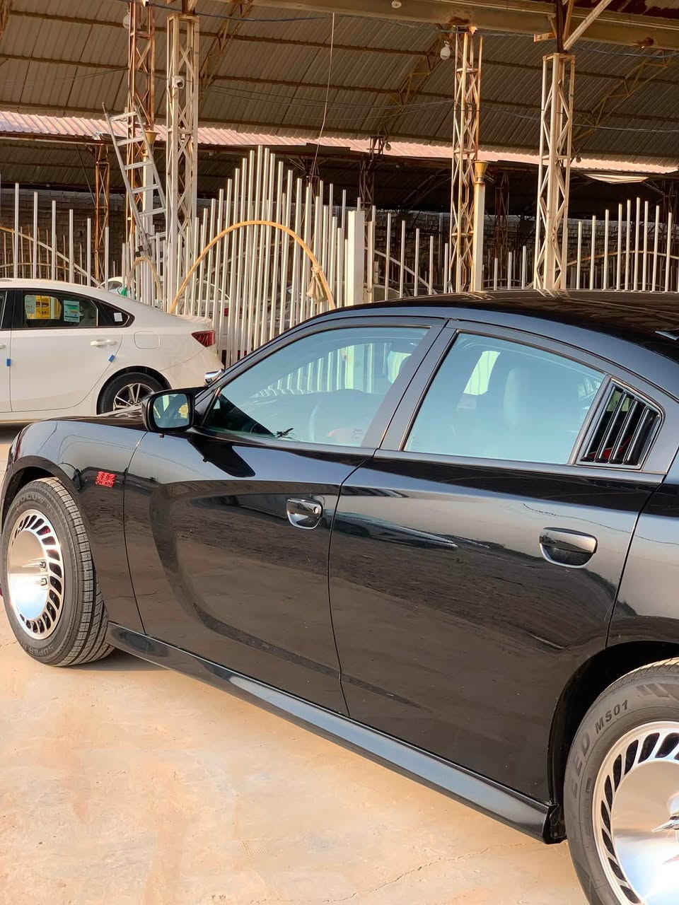 دوج جارجر موديل 2022بوليسي كير تعليك السياره مصروف عليه غرفه كامله محدثه   SRT دركه +غرفه لون احمر+سستم صوت دمام+ويل اكروم مارسدس تخم تاير جديد مكينه جديده تبريد حداديه جديده الوان متغير للداخل  حادثه جاملغ امامي ولبنيد مبدل لتحديث سعره 185رقم صاحب السياره ‭***********‬ مكان الساره المثنى الرميثه المعارض الجديده عل شارع العام معرض ابدع والعلان
