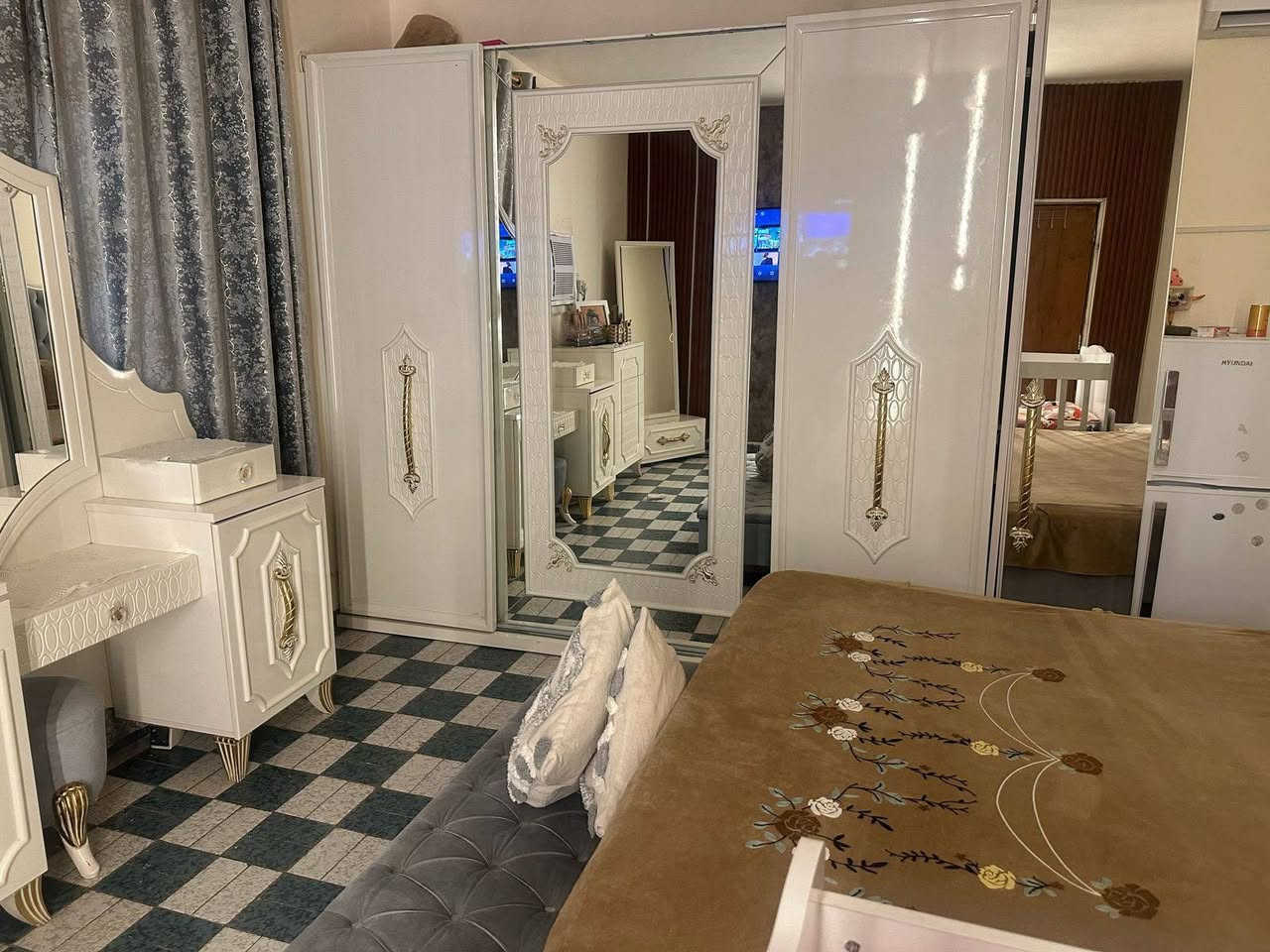 السلام عليكم غراض للبيع استعمال قليل السعر خاص العنوان بغداد حي الجهاد الاستفسار الاتصال ***********

