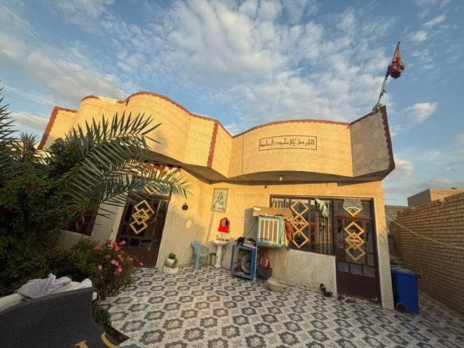 بيت للبيع منطقه الحريه ناحيه الوحده  مساحه ٣٠٠ نزال ٢٥ عرض ١٢ ستقبال ومطبخ وصاله وغرفتين نوم طابق واحد صحيات عدد ٣ ترك ع داير  كراج وحديقه كامل البيت مابي نقص سند العقار وقف سني  بي وصولات يطوب سعر ٨٥ ***********
