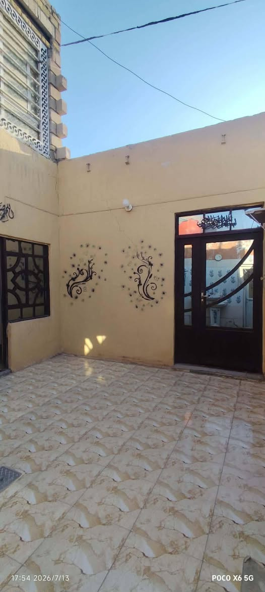 السلام عليكم عقار للبيع المساحه 200 متر طابو صرف البيت يتكون من غرفتين نوم + صاله 7 اونص + مطبخ 4×4. براني 8 اوبيه بابين عل شارعين الموقع نهايت شارع الصافي الاتصال عل رقم ***********
